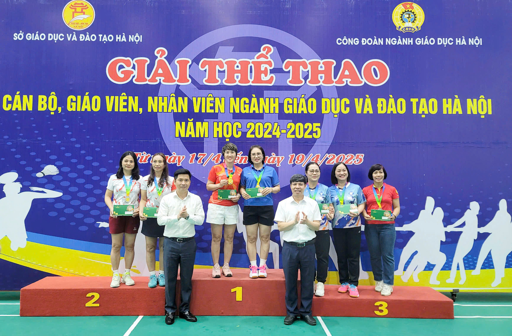 Các đội nhận giải.