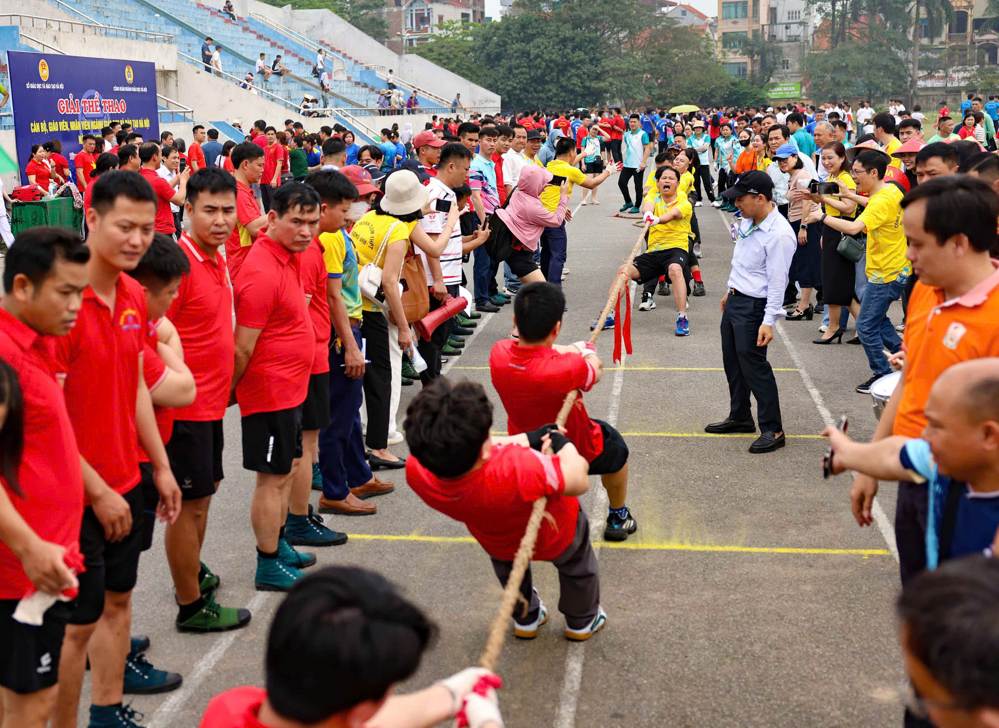 Các vận động viên tham gia tranh tài ở 2 nội dung thi đấu: Kéo co, cầu lông.