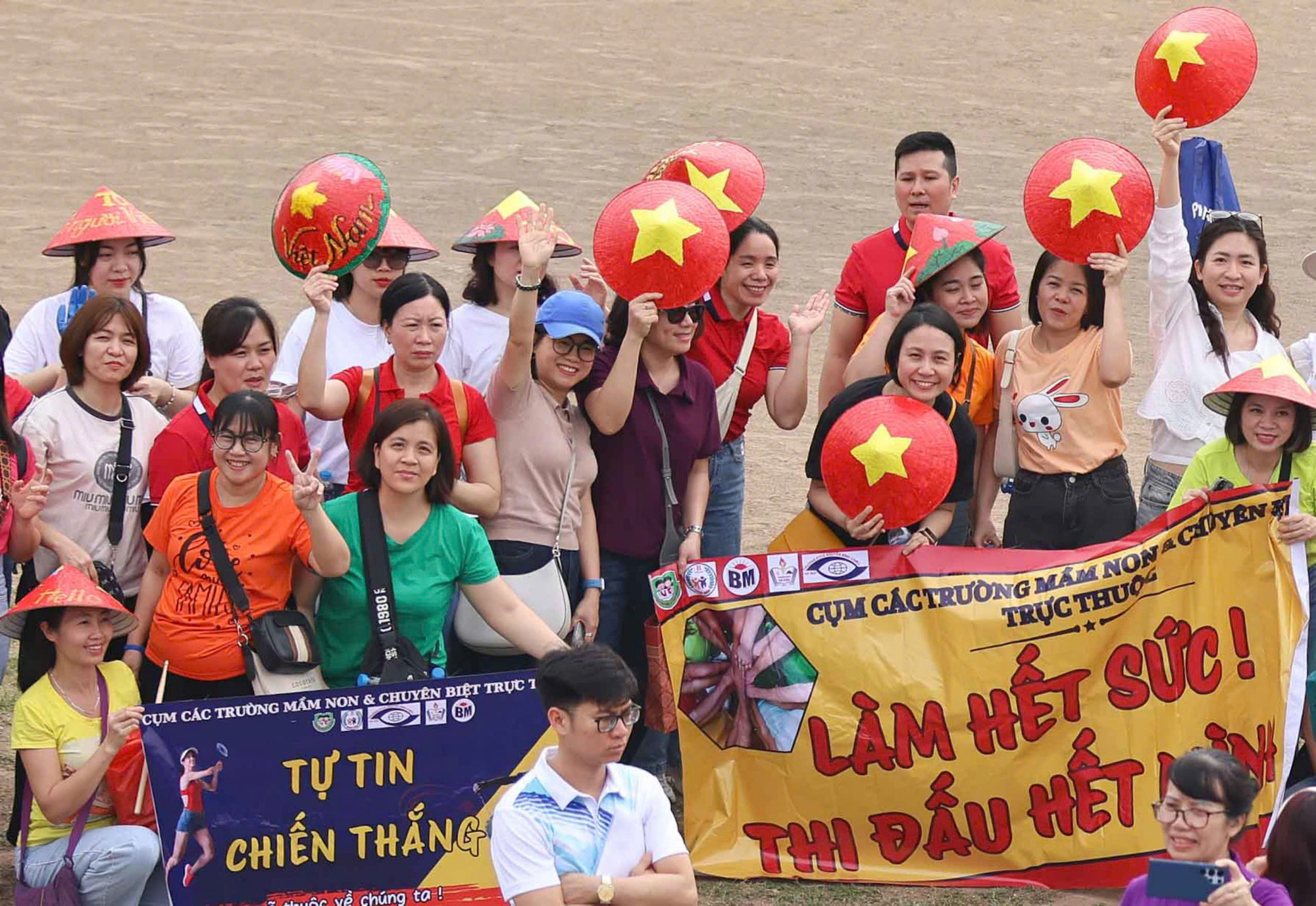 Cổ động viên hào hứng cổ vũ các đội tham gia thi đấu.