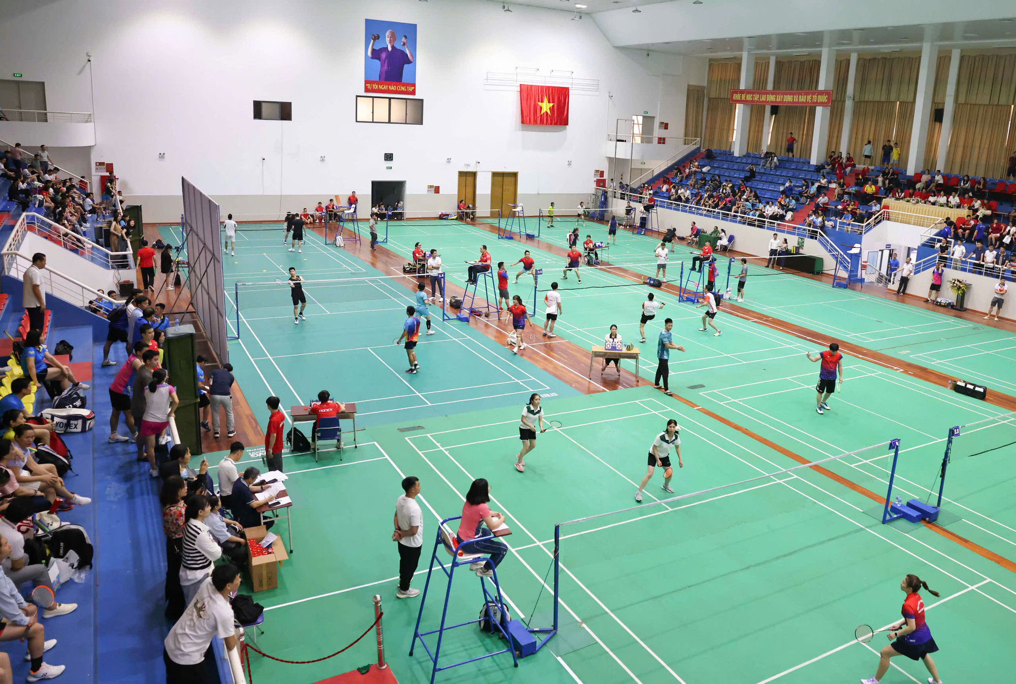 Thi đấu nội dung cầu lông.