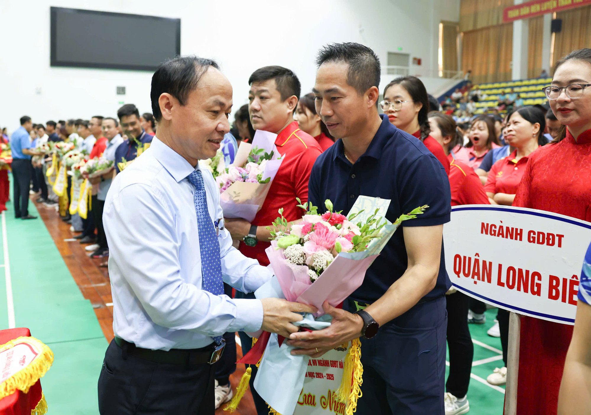 Phó Giám đốc Sở Giáo dục và Đào tạo Hà Nội Nguyễn Quang Tuấn trao cờ lưu niệm cho các đơn vị tham gia giải.