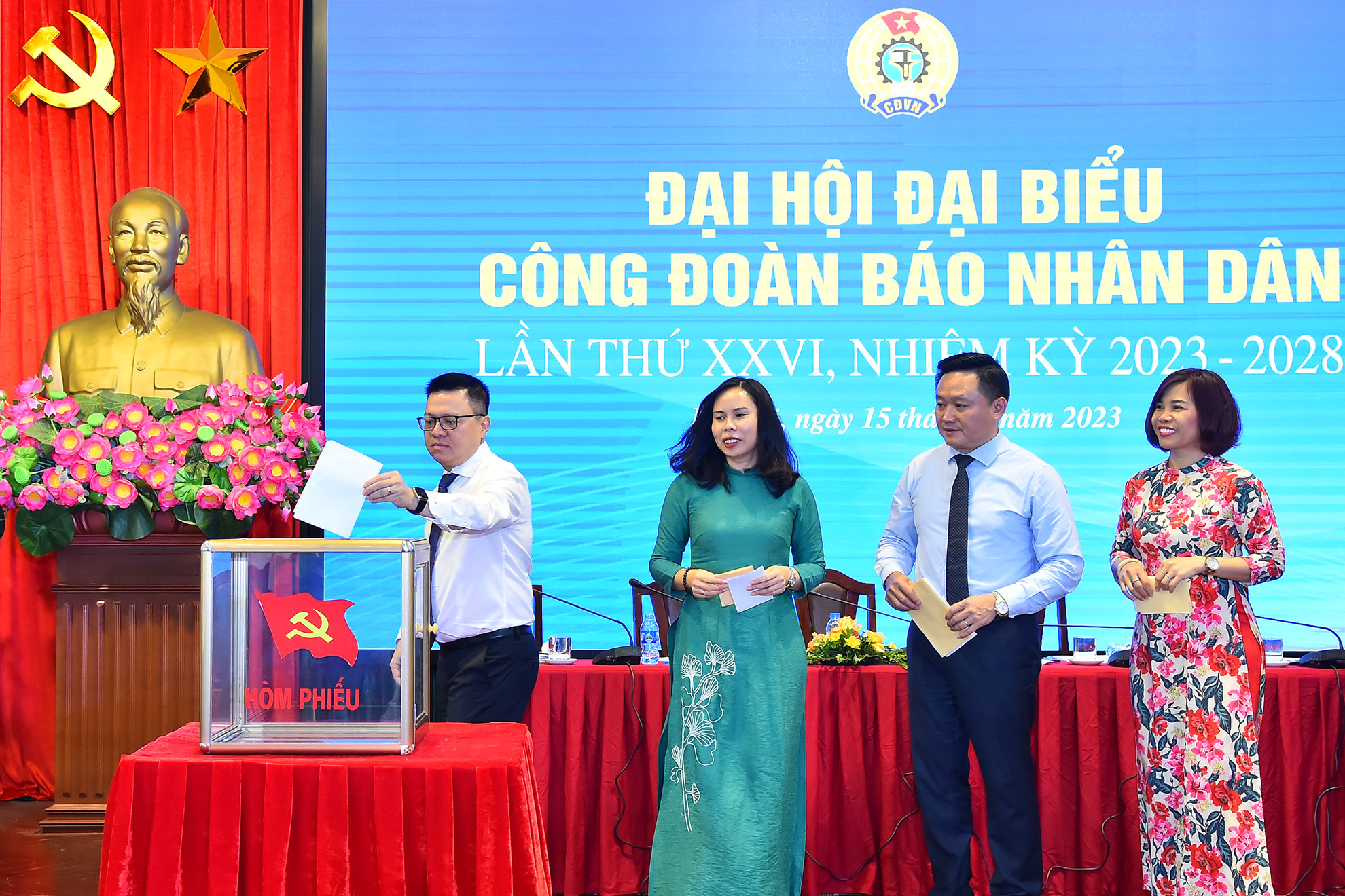 Đoàn Chủ tịch bỏ phiếu bầu Ban Chấp hành Công đoàn Báo Nhân Dân khóa XXVI, nhiệm kỳ 2023-2028 và các đại biểu đại diện tham dự Đại hội Công đoàn cấp trên.