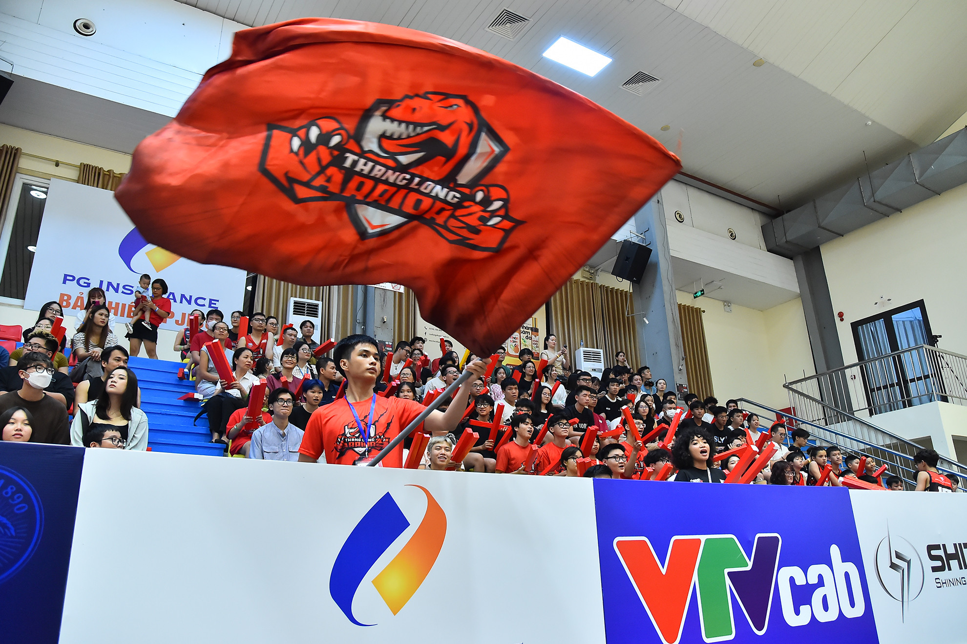 Đông đảo người hâm mộ đội bóng áo đỏ có mặt tại Nhà thi đấu Cầu Giấy để cổ vũ cho các cầu thủ thân yêu.