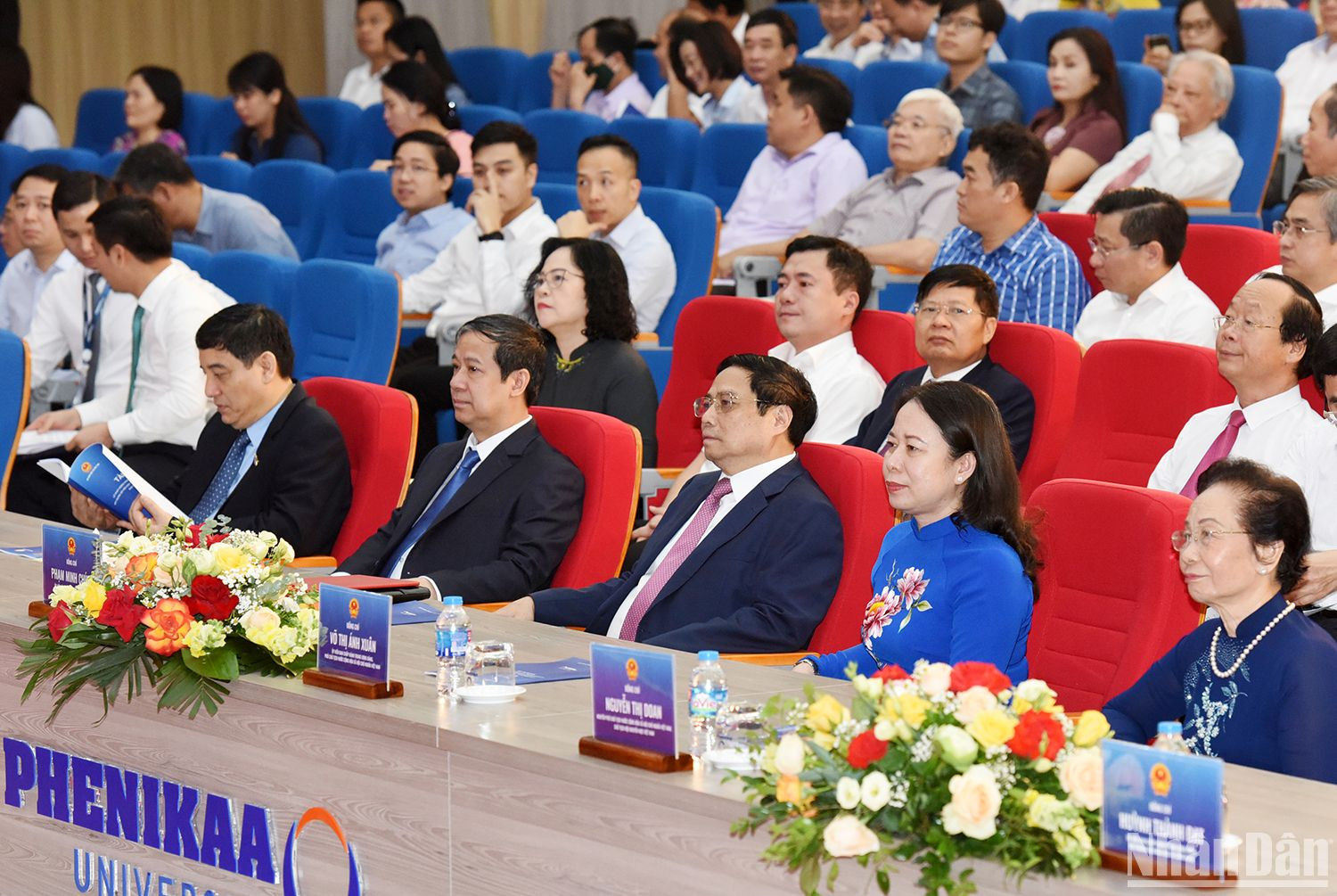 Thủ tướng Phạm Minh Chính và các đại biểu tham dự Lễ phát động Phong trào “Cả nước thi đua xây dựng xã hội học tập, đẩy mạnh học tập suốt đời giai đoạn 2023-2030”.