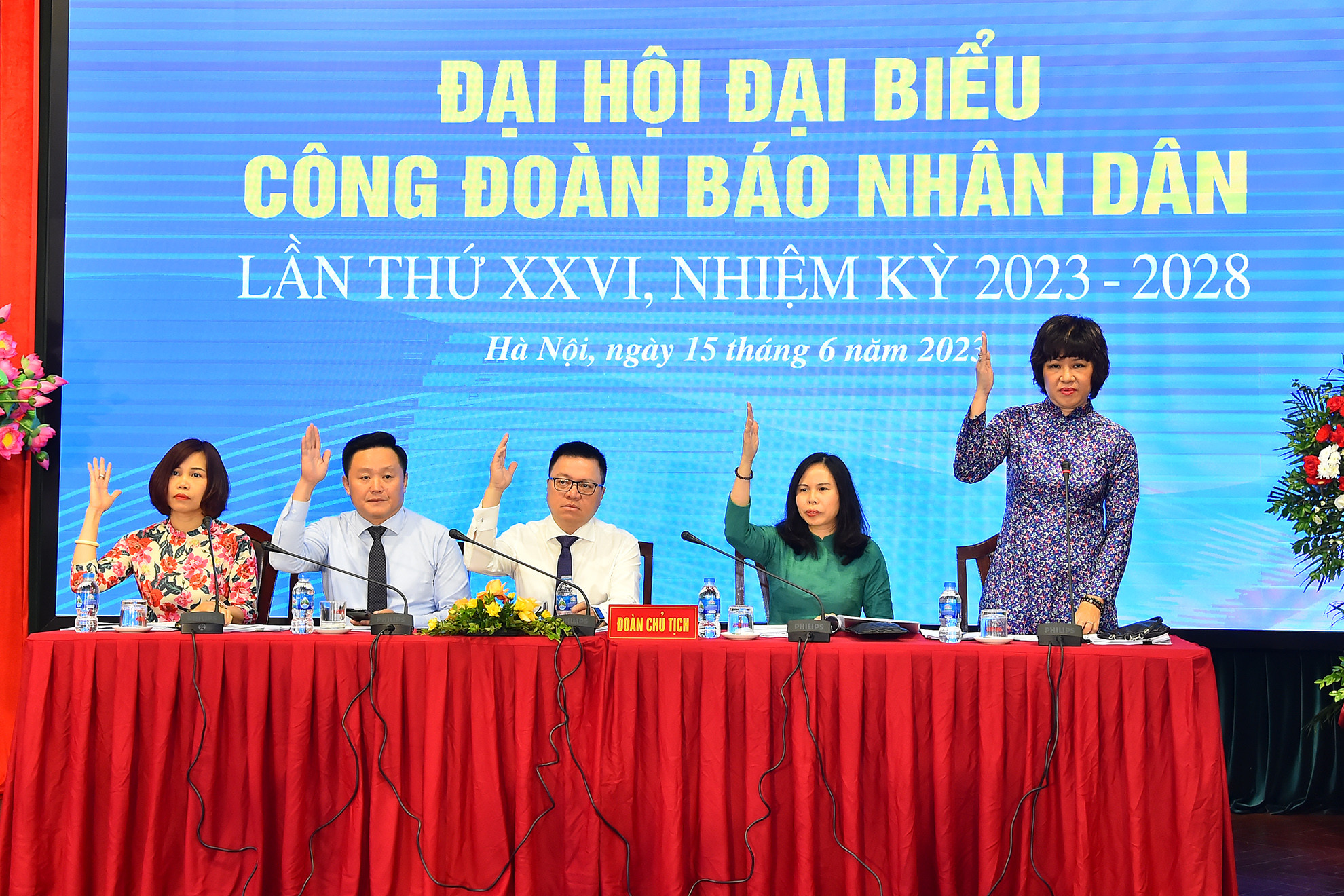 Đoàn Chủ tịch điều hành Đại hội đại biểu Công đoàn Báo Nhân Dân lần thứ XXVI, nhiệm kỳ 2023-2028.