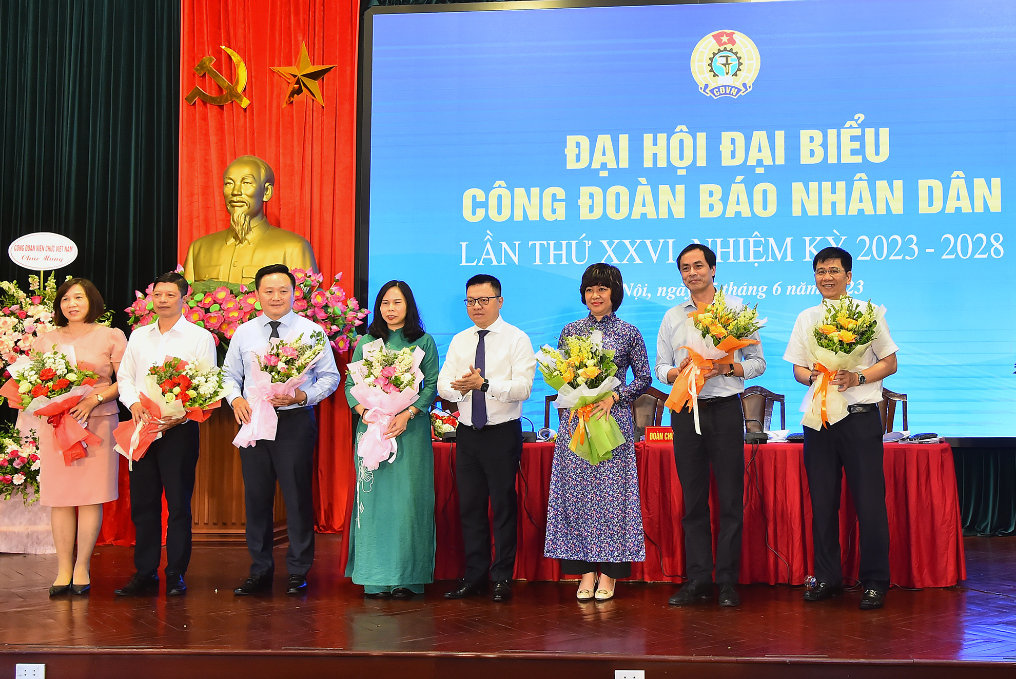Đồng chí Lê Quốc Minh, Ủy viên Trung ương Đảng, Tổng Biên tập Báo Nhân Dân, Phó Trưởng Ban Tuyên giáo Trung ương, Chủ tịch Hội Nhà báo Việt Nam trao hoa cảm ơn các đồng chí không tham gia Ban Chấp hành Công đoàn khóa XXVI, nhiệm kỳ 2023-2028.