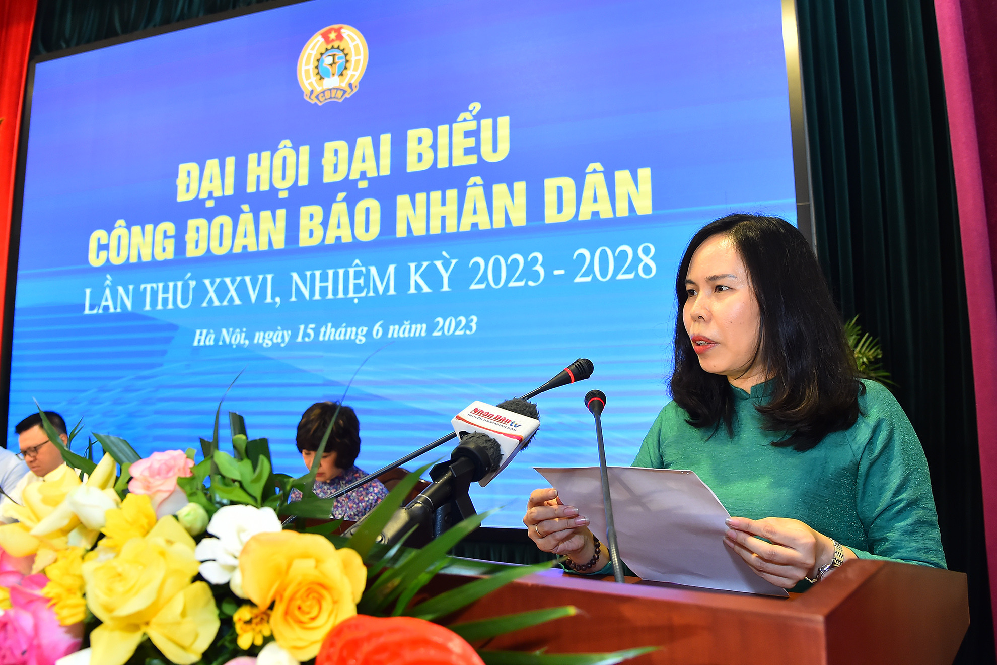 Đồng chí Nguyễn Thị Thu Hà, Ủy viên Ban Biên tập, Trưởng Ban Kinh tế-Công nghiệp, Chủ tịch Công đoàn Báo Nhân Dân nhiệm kỳ 2017-2023 phát biểu khai mạc Đại hội.