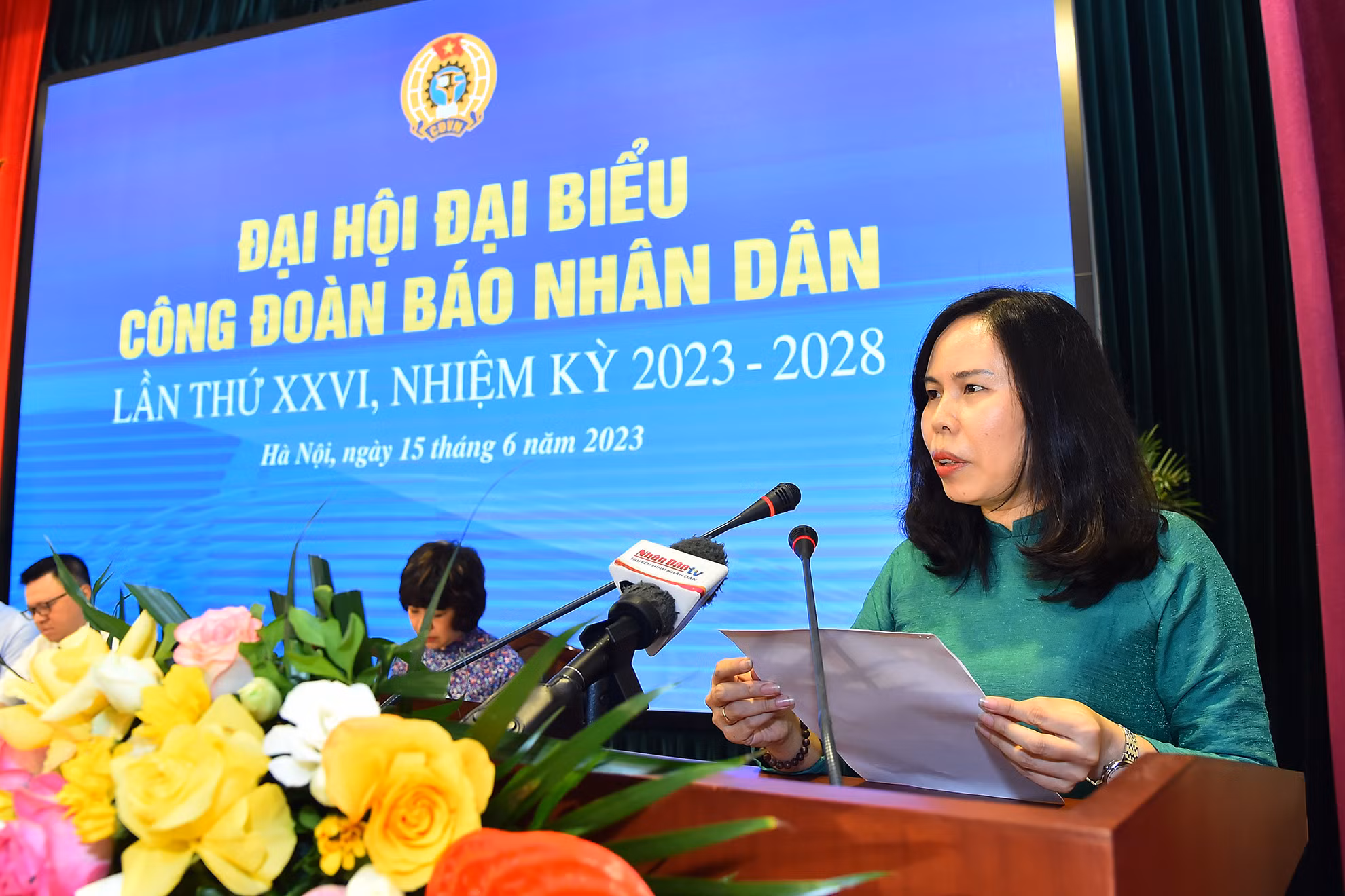 Đồng chí Nguyễn Thị Thu Hà, Ủy viên Ban Biên tập, Trưởng Ban Kinh tế-Công nghiệp, Chủ tịch Công đoàn Báo Nhân Dân nhiệm kỳ 2017-2023 phát biểu khai mạc Đại hội.