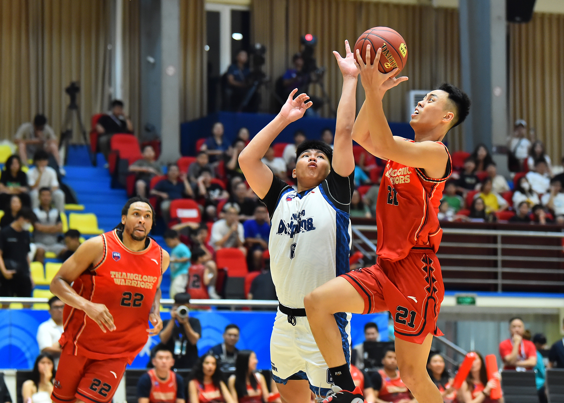 Các cầu thủ nội binh của Thang Long Warriors như Hoàng Thế Hiển, Đặng Thái Hưng hay Phạm Nhật Thái Quang có một trận thi đấu tốt cả trên mặt trận tấn công lẫn phòng ngự.