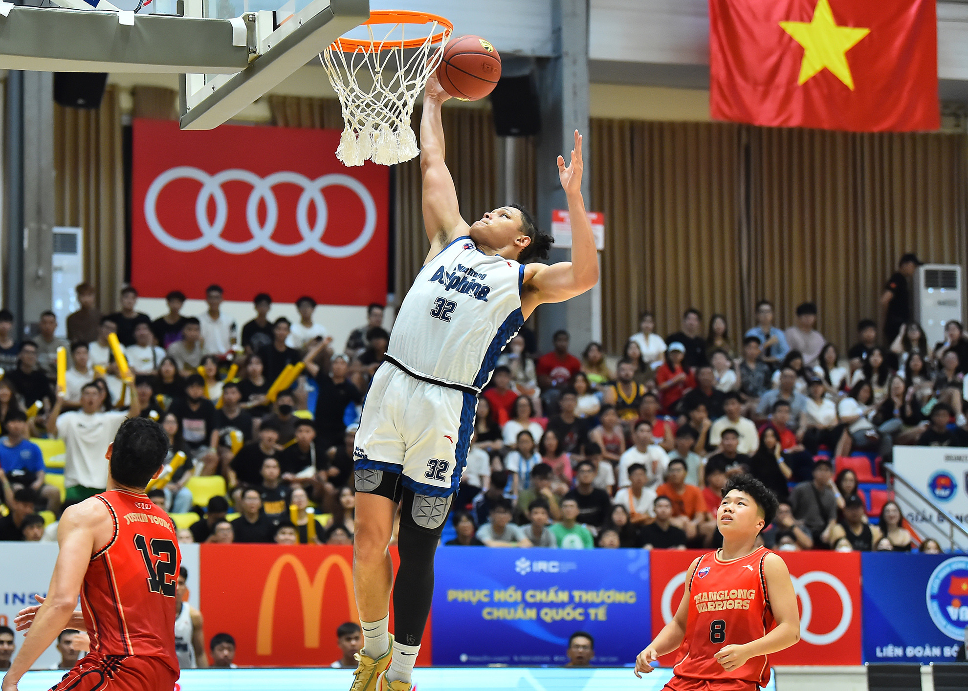 Dominique Tham có một trận đấu lăn xả với nhiều tình huống tranh chấp bóng quyết liệt. Anh có cho mình một double-double với 14 điểm cùng 13 rebounds sau 31 phút thi đấu.