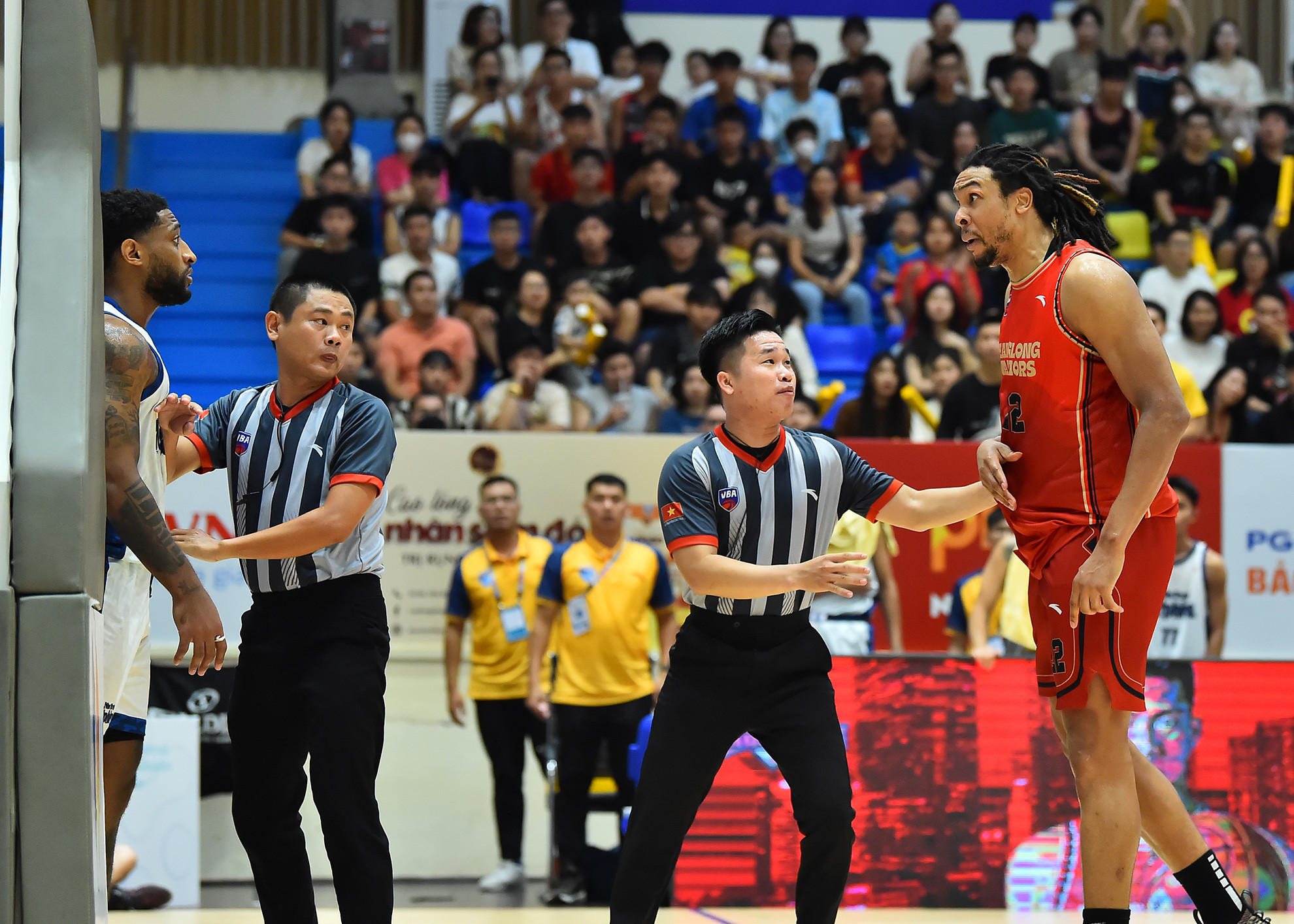 Với tốc độ thi đấu nhanh của cả hai đội, không tránh khỏi những tình huống va chạm mỗi khi các cầu thủ ham bóng.Trong ảnh: Các trọng tài phải rất vất vả để ngăn Madarious Gibbs và John Fields lao vào ẩu đả sau một pha tranh bóng.