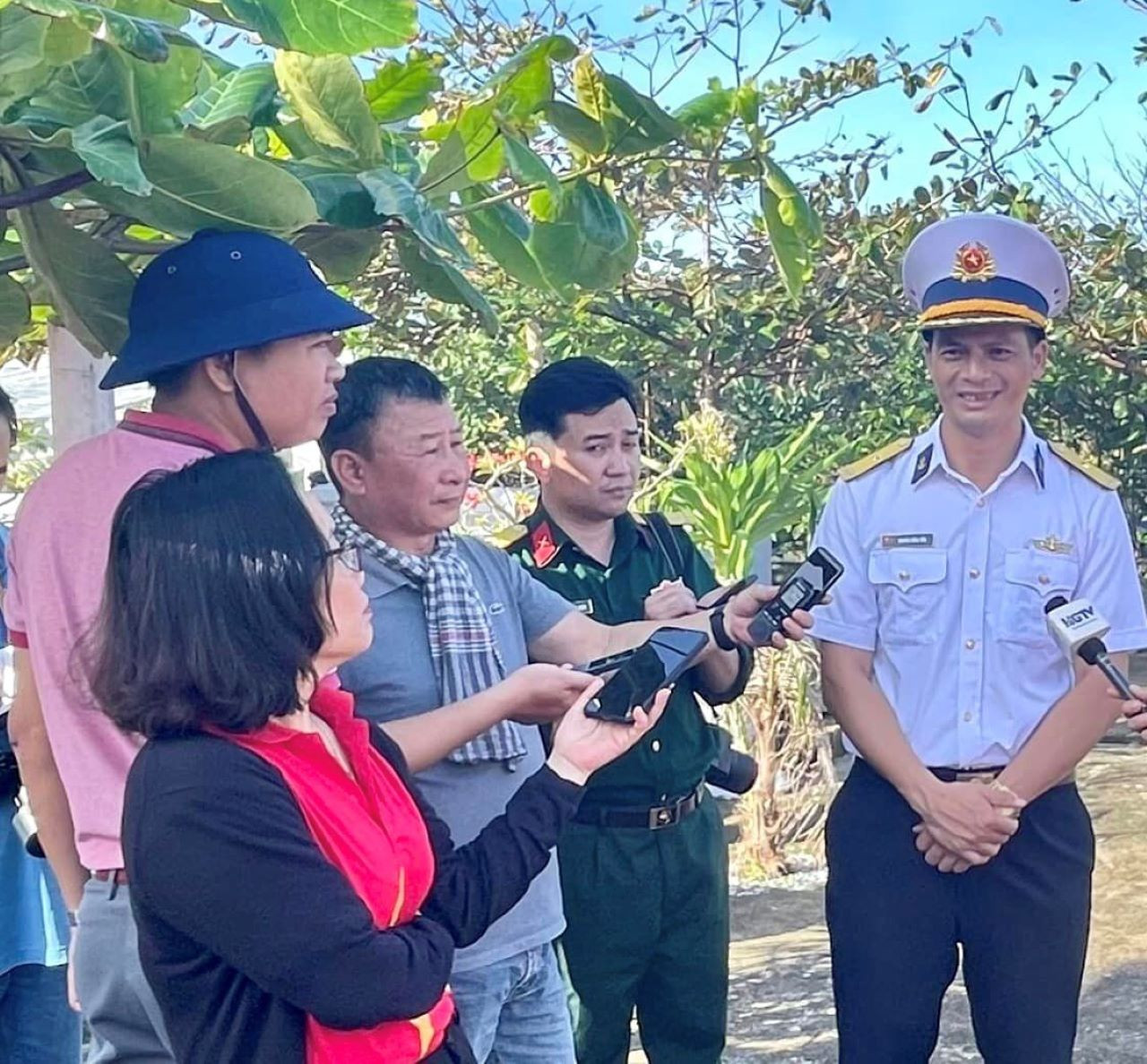 Phóng viên báo chí tác nghiệp trên đảo Trường Sa. Phóng viên báo chí tác nghiệp trên đảo Trường Sa.