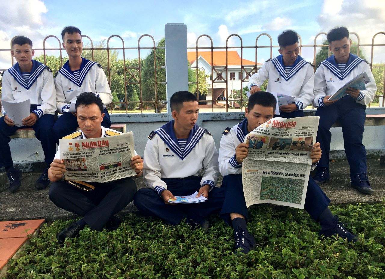 Giờ đọc báo của bộ đội Trường Sa. Giờ đọc báo của bộ đội Trường Sa.