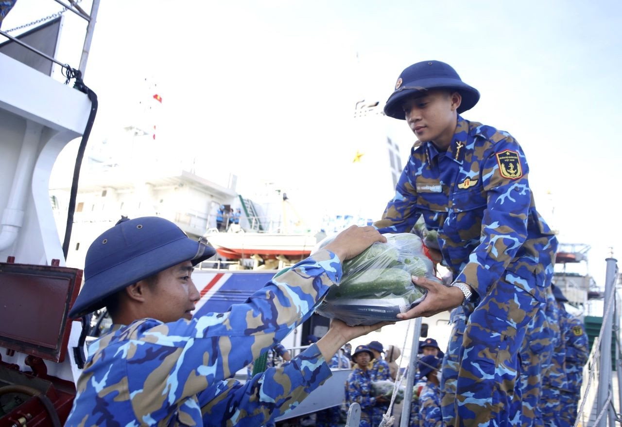 Nhận quà từ đất liền gửi ra đảo. Nhận quà từ đất liền gửi ra đảo.