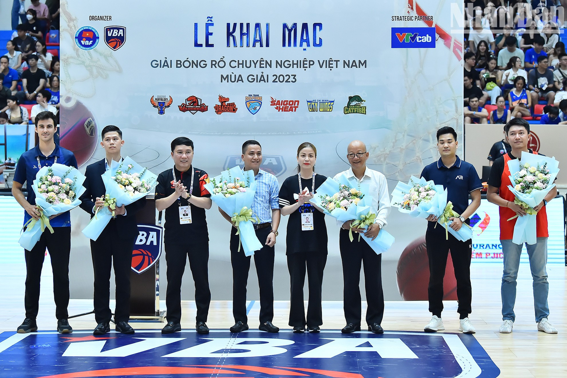 Trước đó, lễ khai mạc Giải vô địch bóng rổ chuyên nghiệp Việt Nam (VBA) 2023 được tổ chức ngắn gọn, trang trọng. Trong ảnh: Ông Lê Hoàng Anh, Phó chủ tịch thường trực Liên đoàn Bóng rổ Việt Nam tặng hoa cho các nhà tài trợ của giải đấu năm nay.