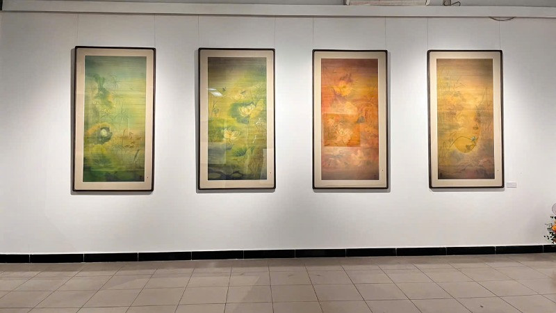 Tranh lụa của Trương Văn Ngọc tại không gian triển lãm.