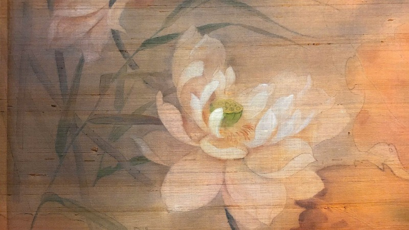 Vẻ đẹp của hoa sen trong tranh lụa.