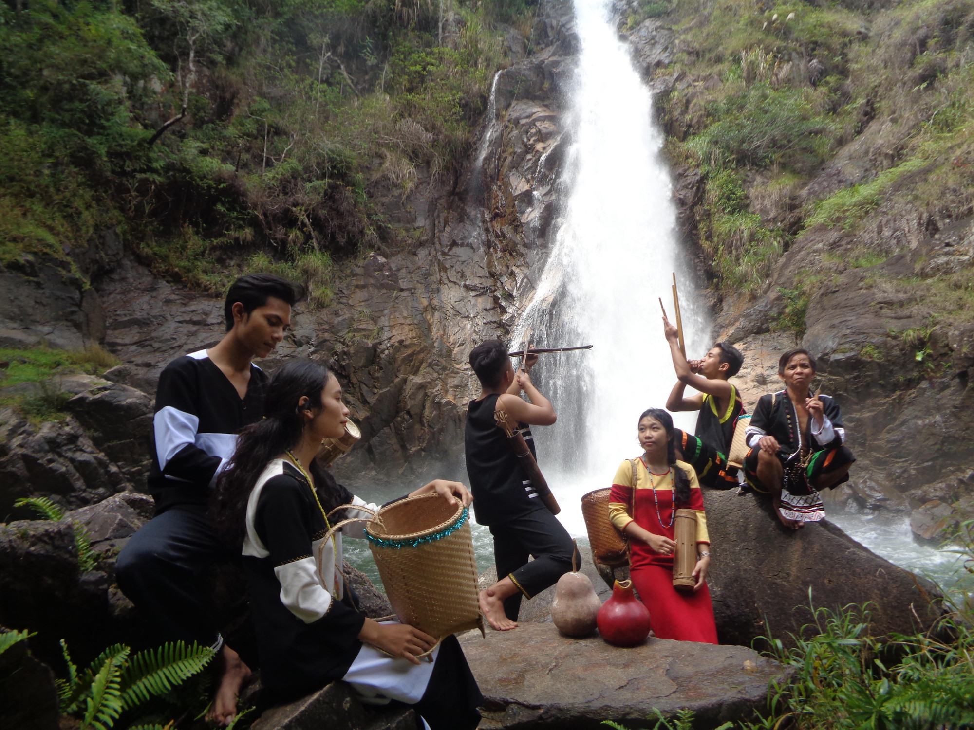 Thanh niên Raglai mong muốn có trang phục truyền thống thống nhất. (Ảnh: Phong Nguyên)