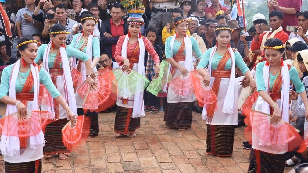 Các thiếu nữ Chăm ở Ninh Thuận biểu diễn múa quạt truyền thống nhân dịp vui đón lễ hội Ka-tê của đồng bào Chăm theo đạo Bà la môn ( ảnh: Nguyễn Trung)