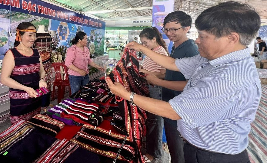 Sản phẩm dệt thổ cẩm của người Ba Na, buôn Xí Thoại, huyện Đồng Xuân, tỉnh Phú Yên. (Ảnh: Trình Kế) 