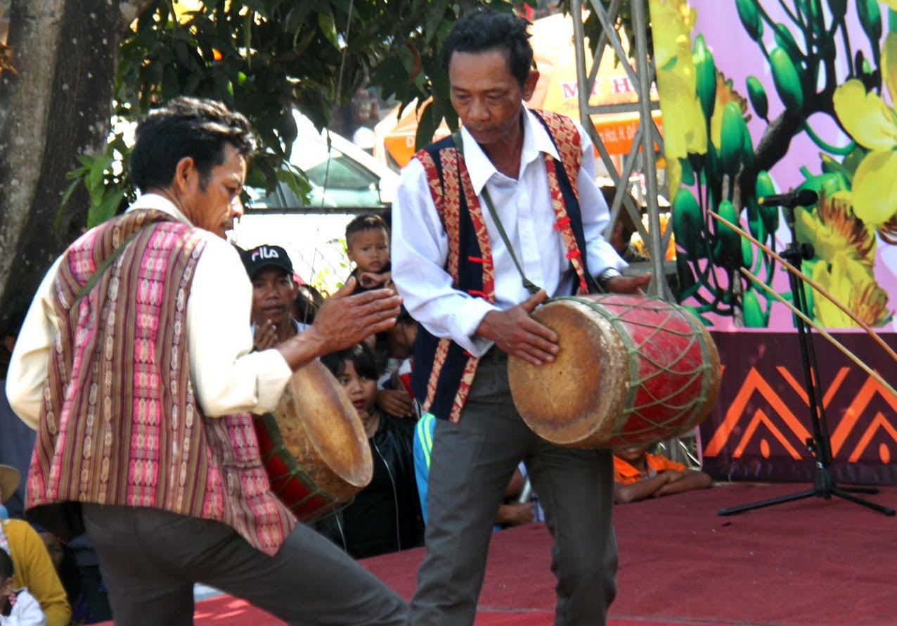 Nghệ thuật biểu diễn "Trống đôi, cồng ba, chinh năm" của đồng bào Ba Na làng Xí Thoại, xã Xuân Lãnh, huyện Đồng Xuân, Phú Yên được công nhận Di sản văn hóa phi vật thể quốc gia. (Ảnh: Trình Kế)
