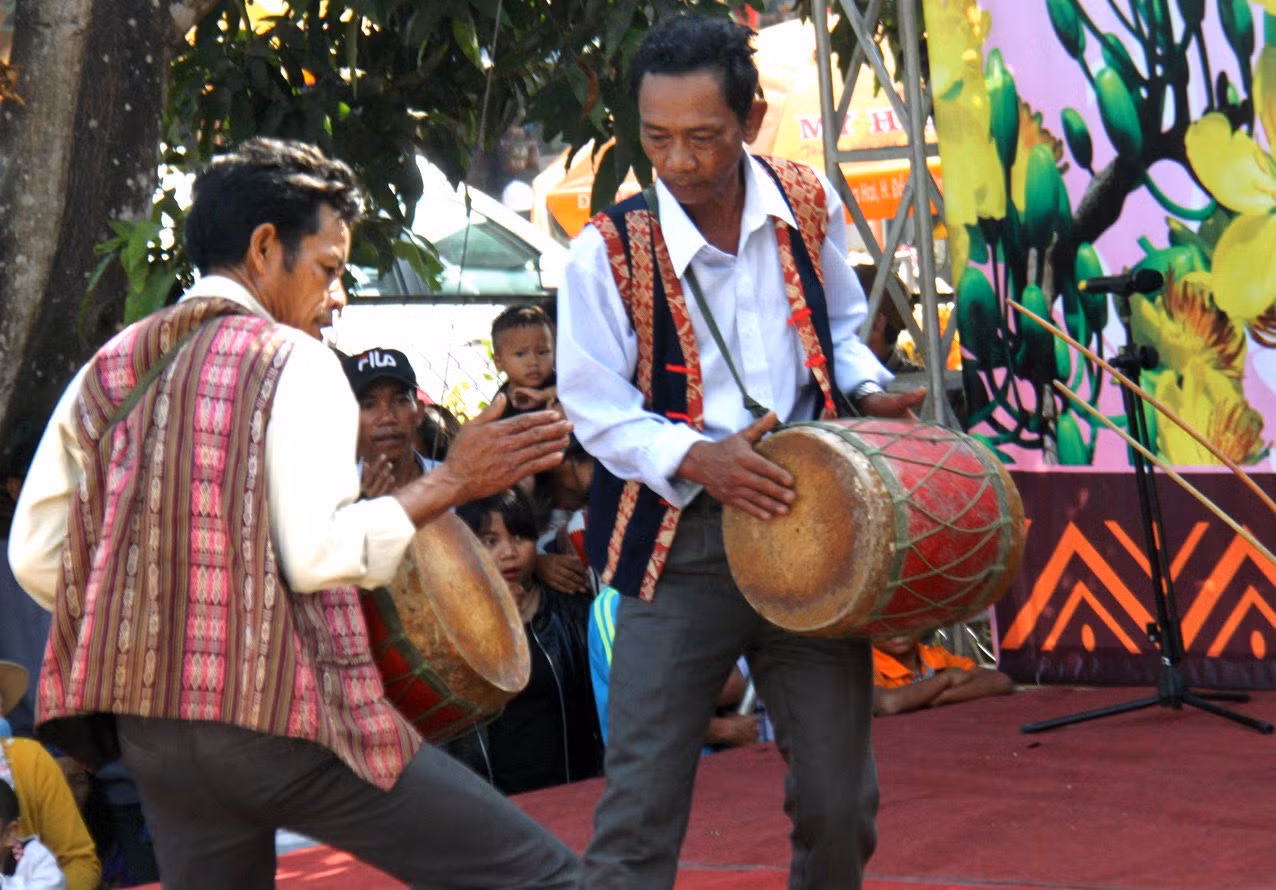Nghệ thuật biểu diễn "Trống đôi, cồng ba, chinh năm" của đồng bào Ba Na làng Xí Thoại, xã Xuân Lãnh, huyện Đồng Xuân, Phú Yên được công nhận Di sản văn hóa phi vật thể quốc gia. (Ảnh: Trình Kế)