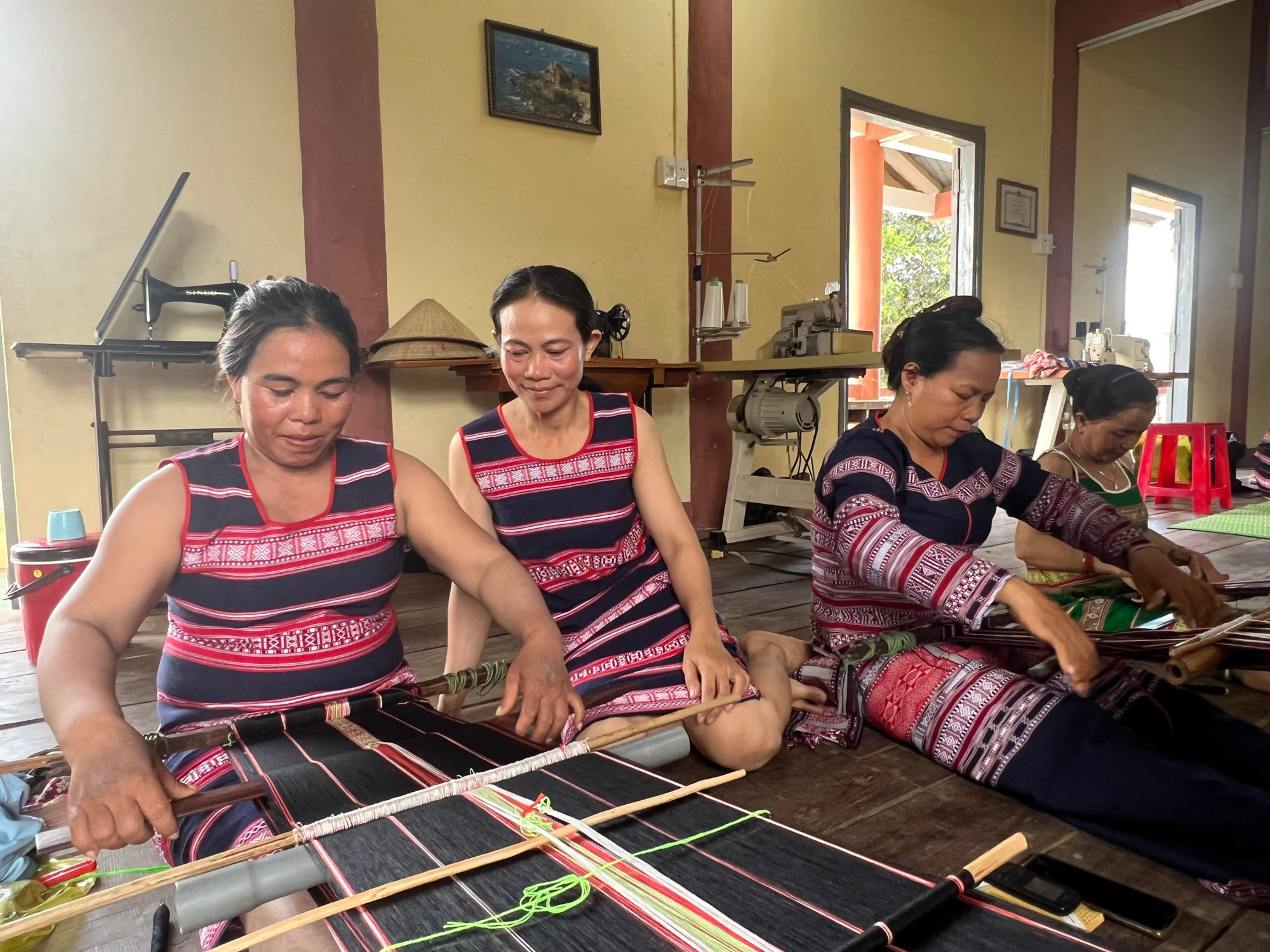 Làng nghề dệt thổ cẩm của người dân tộc Ba Na buôn Xí Thoại, xã Xuân Lãnh, huyện Đồng Xuân, Phú Yên. (Ảnh: Trình Kế)