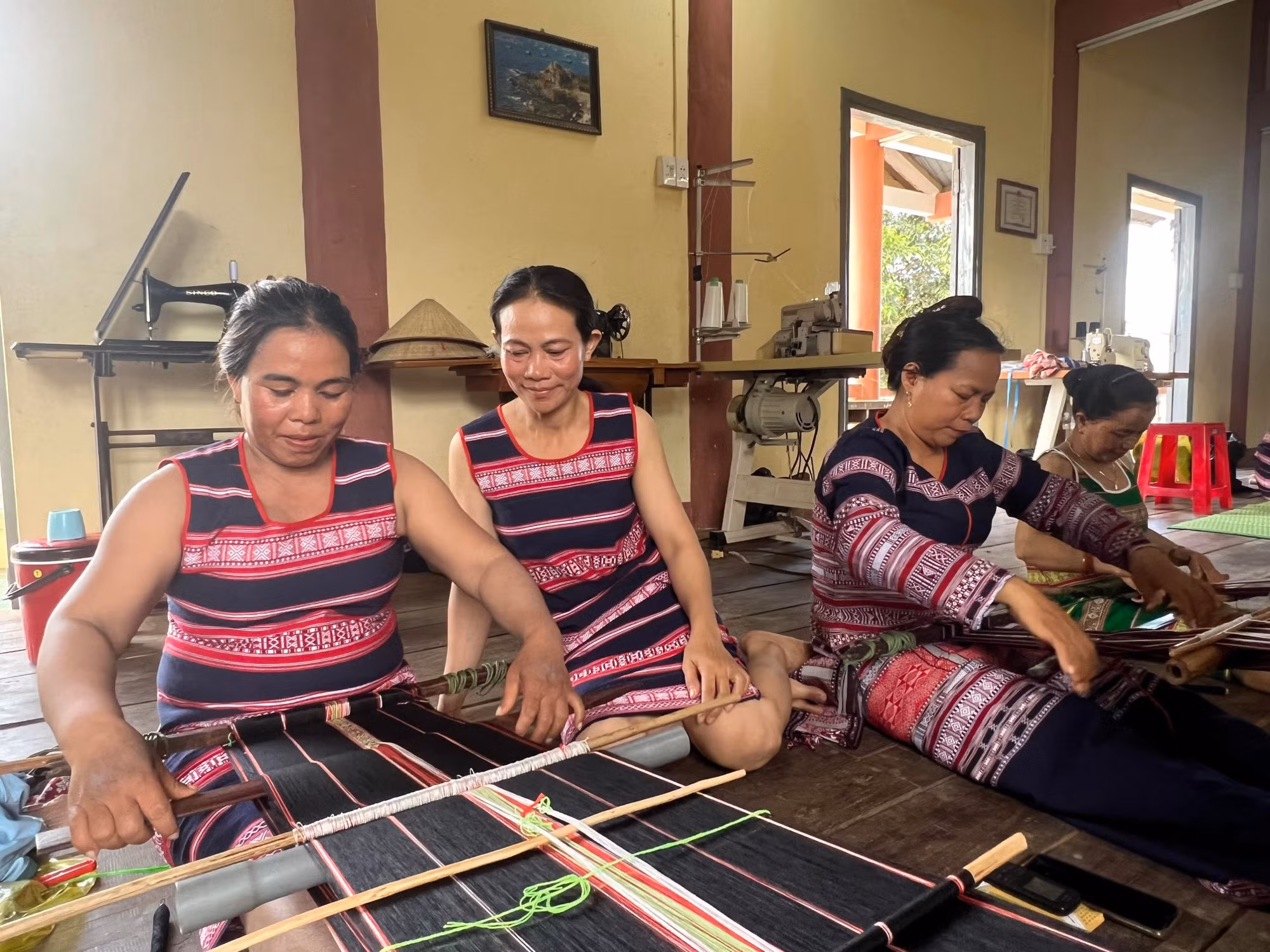 Làng nghề dệt thổ cẩm của người dân tộc Ba Na buôn Xí Thoại, xã Xuân Lãnh, huyện Đồng Xuân, Phú Yên. (Ảnh: Trình Kế)