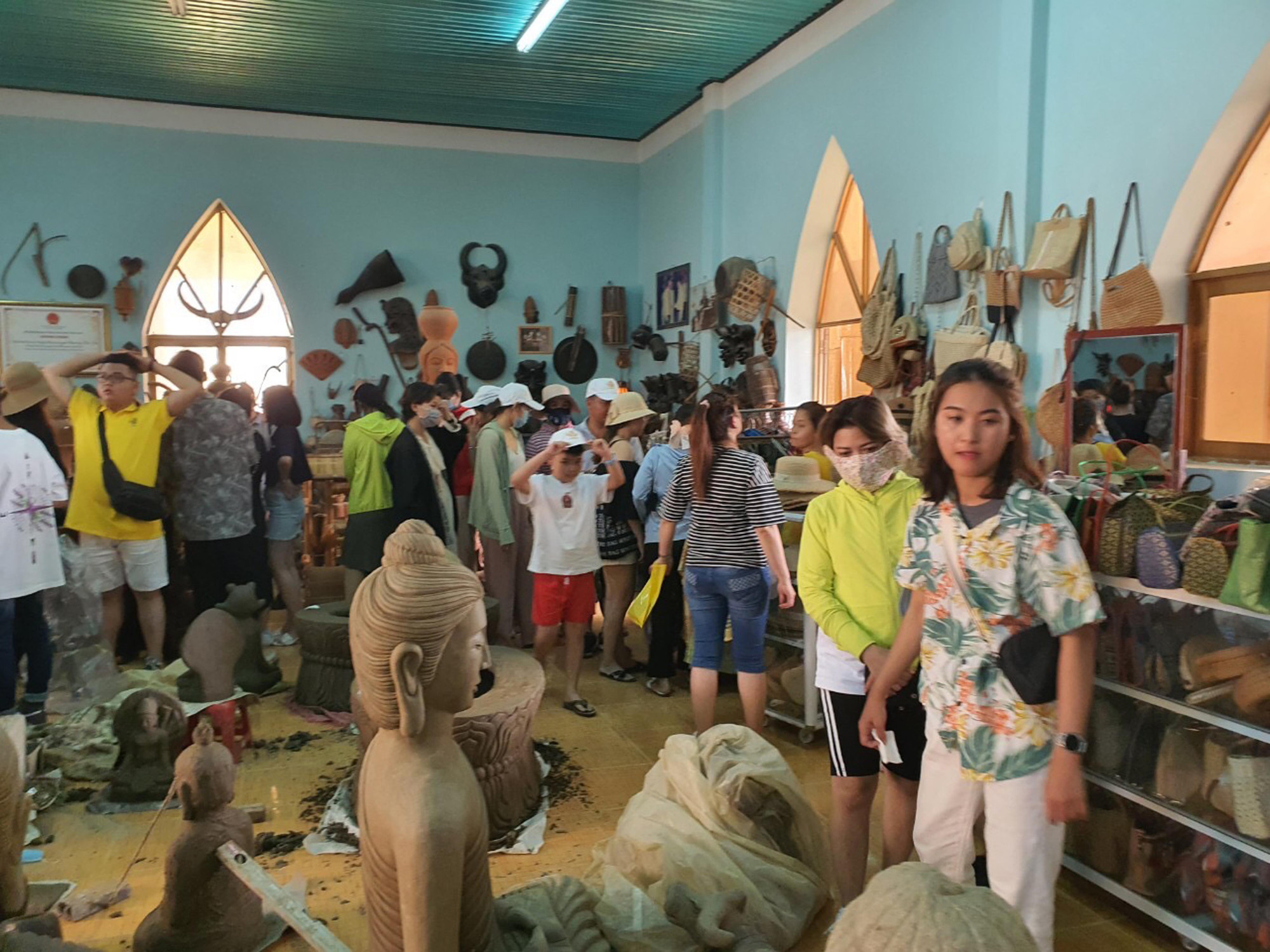 Du khách tham quan và mua sản phẩm gốm Bàu Trúc khi đến Ninh Thuận. (Ảnh: Nguyễn Trung)