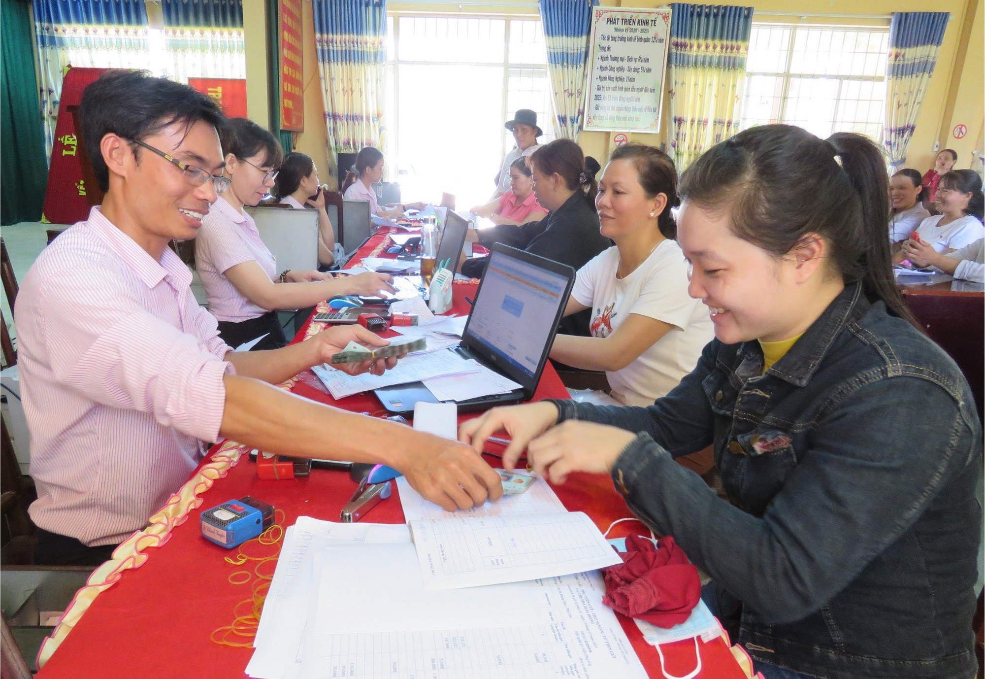 Người lao động được tiếp cận nguồn vốn ưu đãi từ Ngân hàng Chính sách xã hội tỉnh Phú Yên, vượt qua khó khăn, ổn định cuộc sống.