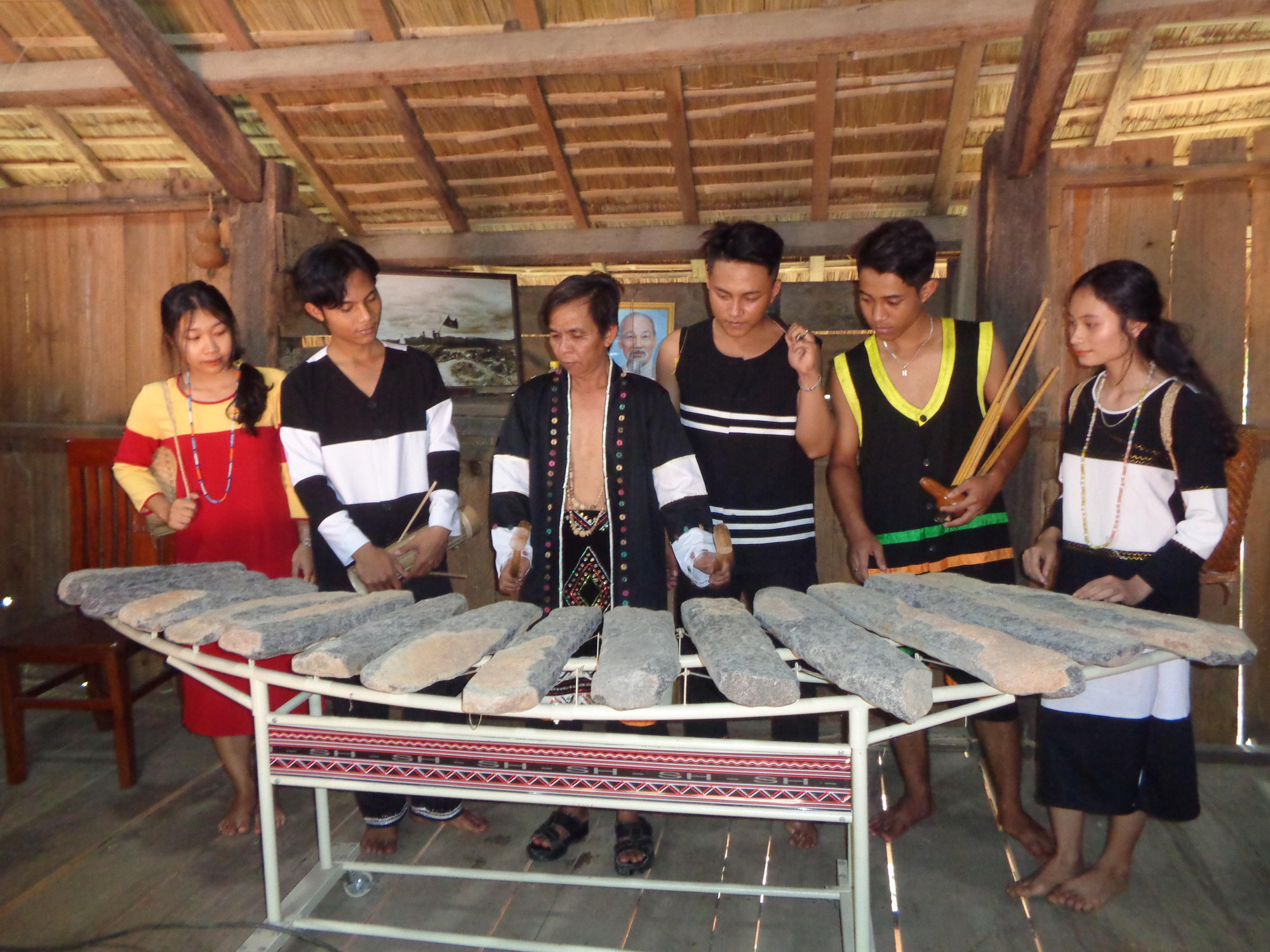 Trao truyền nghệ thuật biểu diễn đàn đá đến thế hệ trẻ Raglai. (Ảnh: Phong Nguyên)