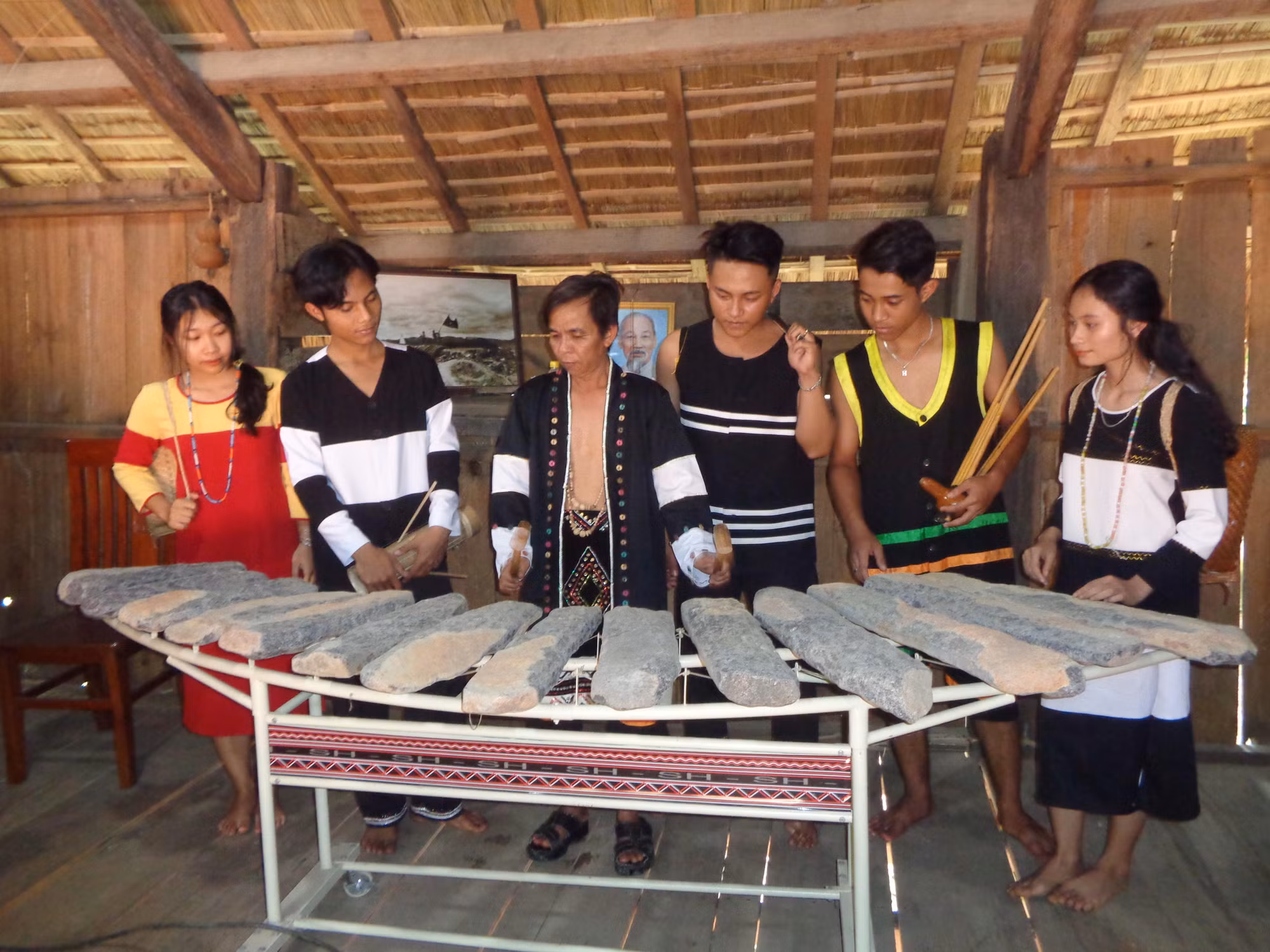 Trao truyền nghệ thuật biểu diễn đàn đá đến thế hệ trẻ Raglai. (Ảnh: Phong Nguyên)