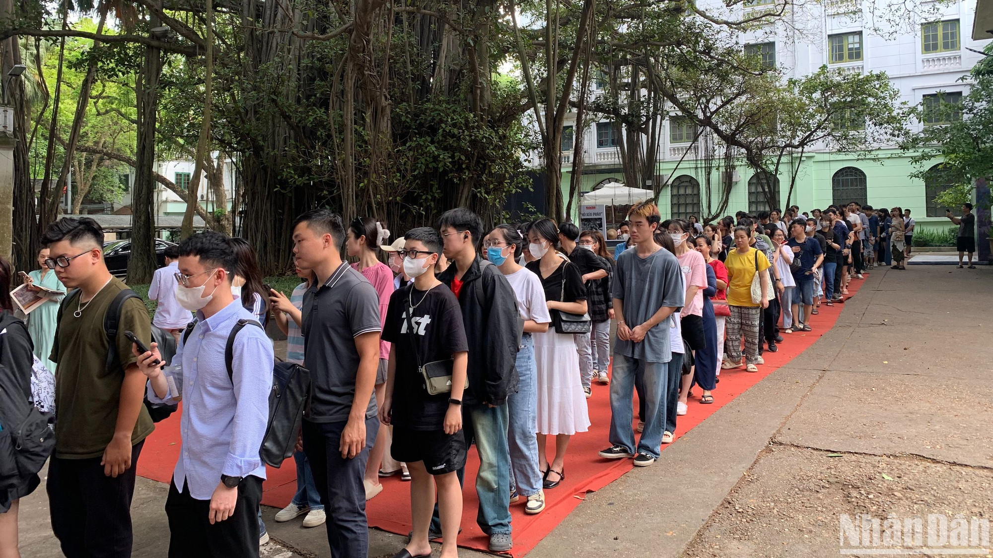 Các bạn trẻ xếp hàng dài chờ được tặng phụ san Báo Nhân Dân số đặc biệt ngày 7/5/2024. (Ảnh: BÔNG MAI) Các bạn trẻ xếp hàng dài chờ được tặng phụ san Báo Nhân Dân số đặc biệt ngày 7/5/2024. (Ảnh: BÔNG MAI)