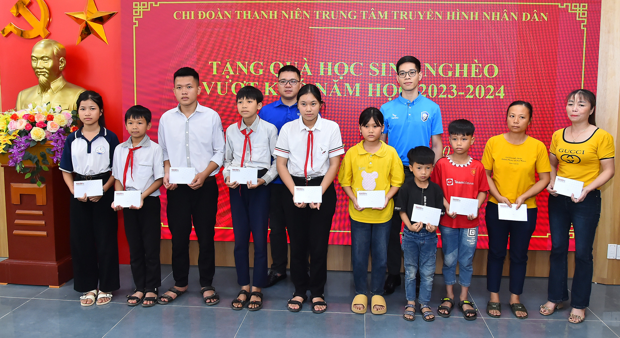 Đại diện lãnh đạo Chi đoàn Trung tâm Truyền hình Nhân Dân, Báo Nhân Dân trao quà tặng các em học sinh nghèo vượt khó năm 2024 tại huyện Anh Sơn.