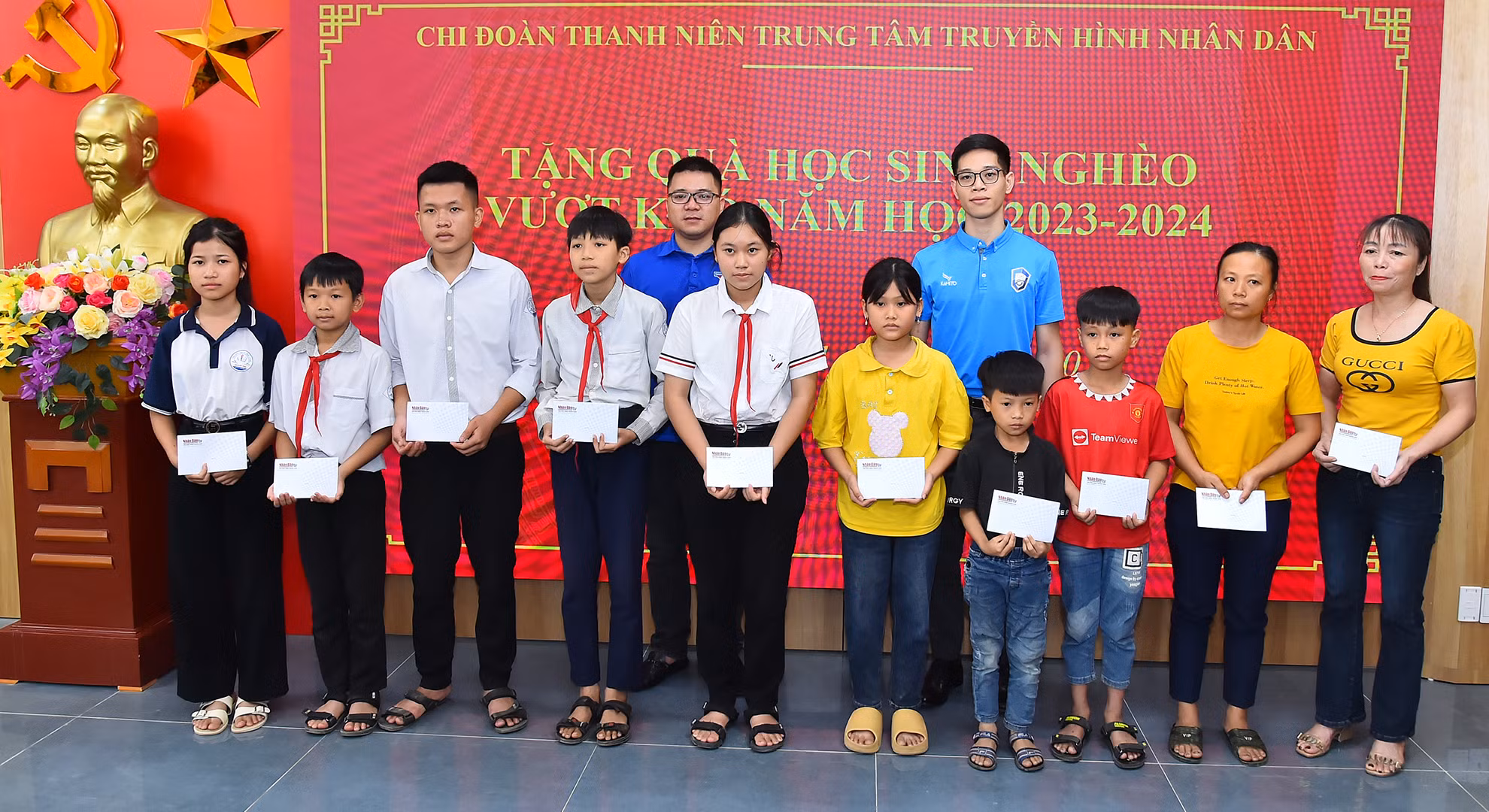 Đại diện lãnh đạo Chi đoàn Trung tâm Truyền hình Nhân Dân, Báo Nhân Dân trao quà tặng các em học sinh nghèo vượt khó năm 2024 tại huyện Anh Sơn.