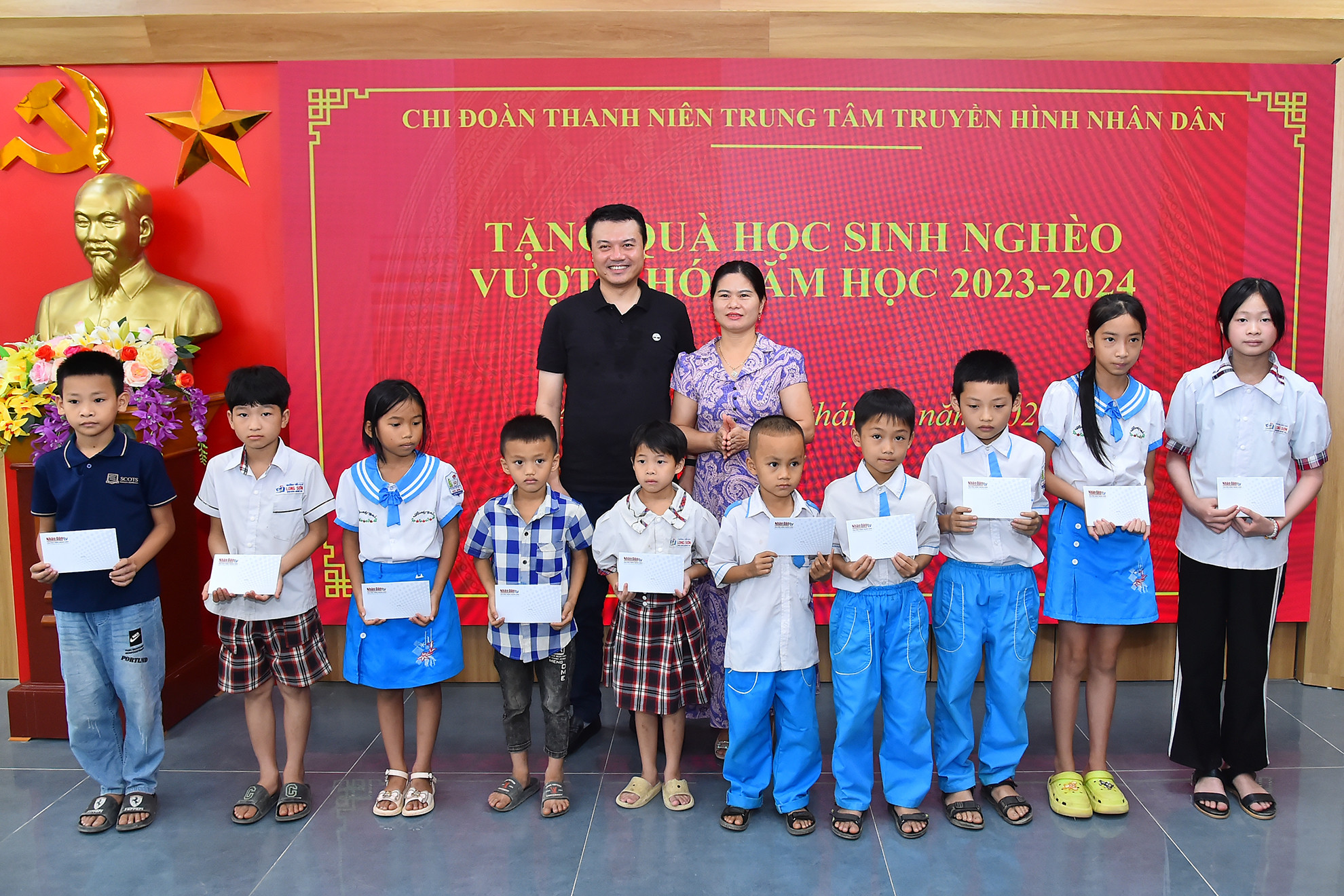 Điểm nhấn của chương trình là buổi lễ tặng quà học sinh nghèo vượt khó năm 2024 tại huyện Anh Sơn, tỉnh Nghệ An. Trong ảnh: Trao quà tặng các em học sinh nghèo vượt khó năm 2024 tại huyện Anh Sơn.