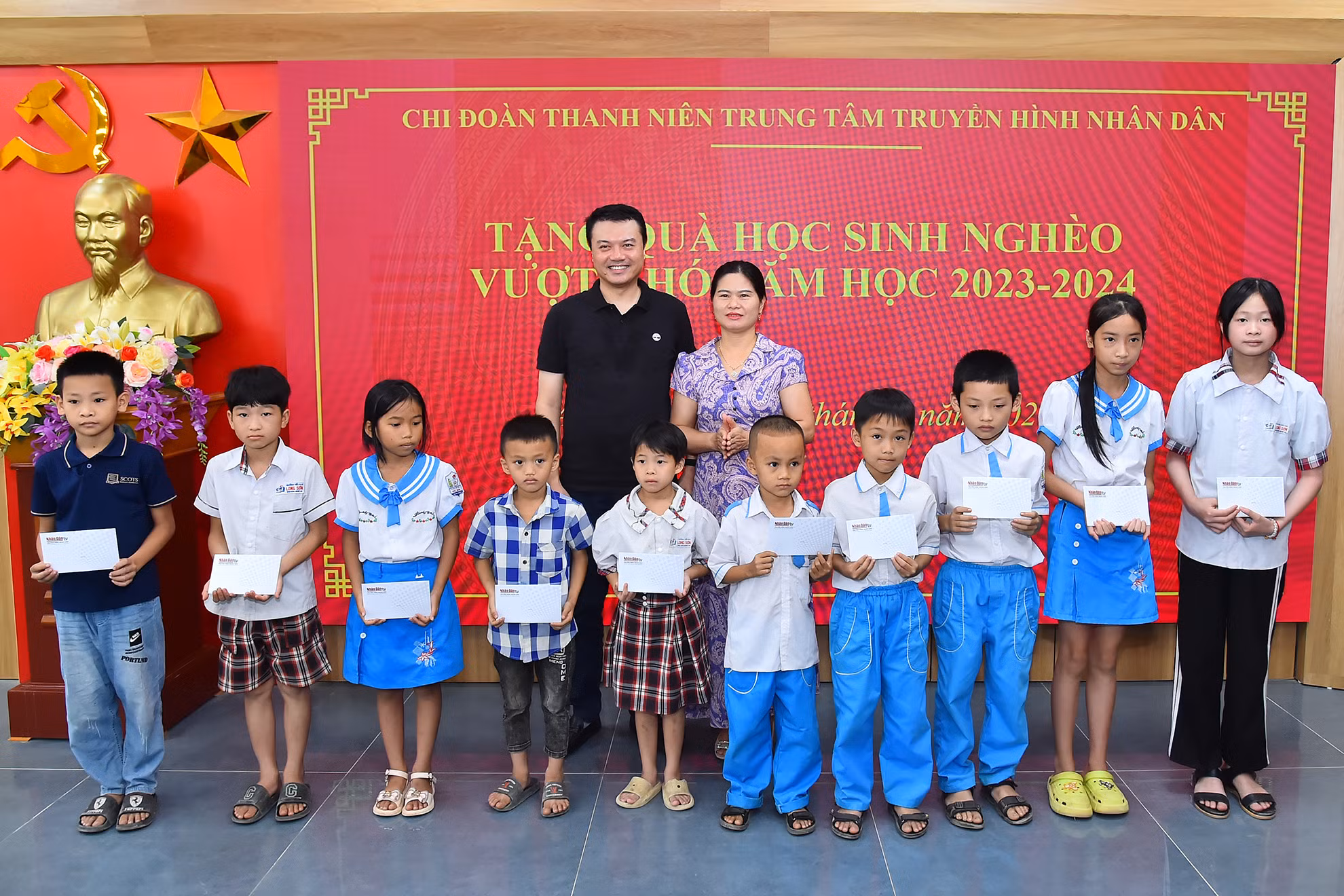 Điểm nhấn của chương trình là buổi lễ tặng quà học sinh nghèo vượt khó năm 2024 tại huyện Anh Sơn, tỉnh Nghệ An. Trong ảnh: Trao quà tặng các em học sinh nghèo vượt khó năm 2024 tại huyện Anh Sơn.