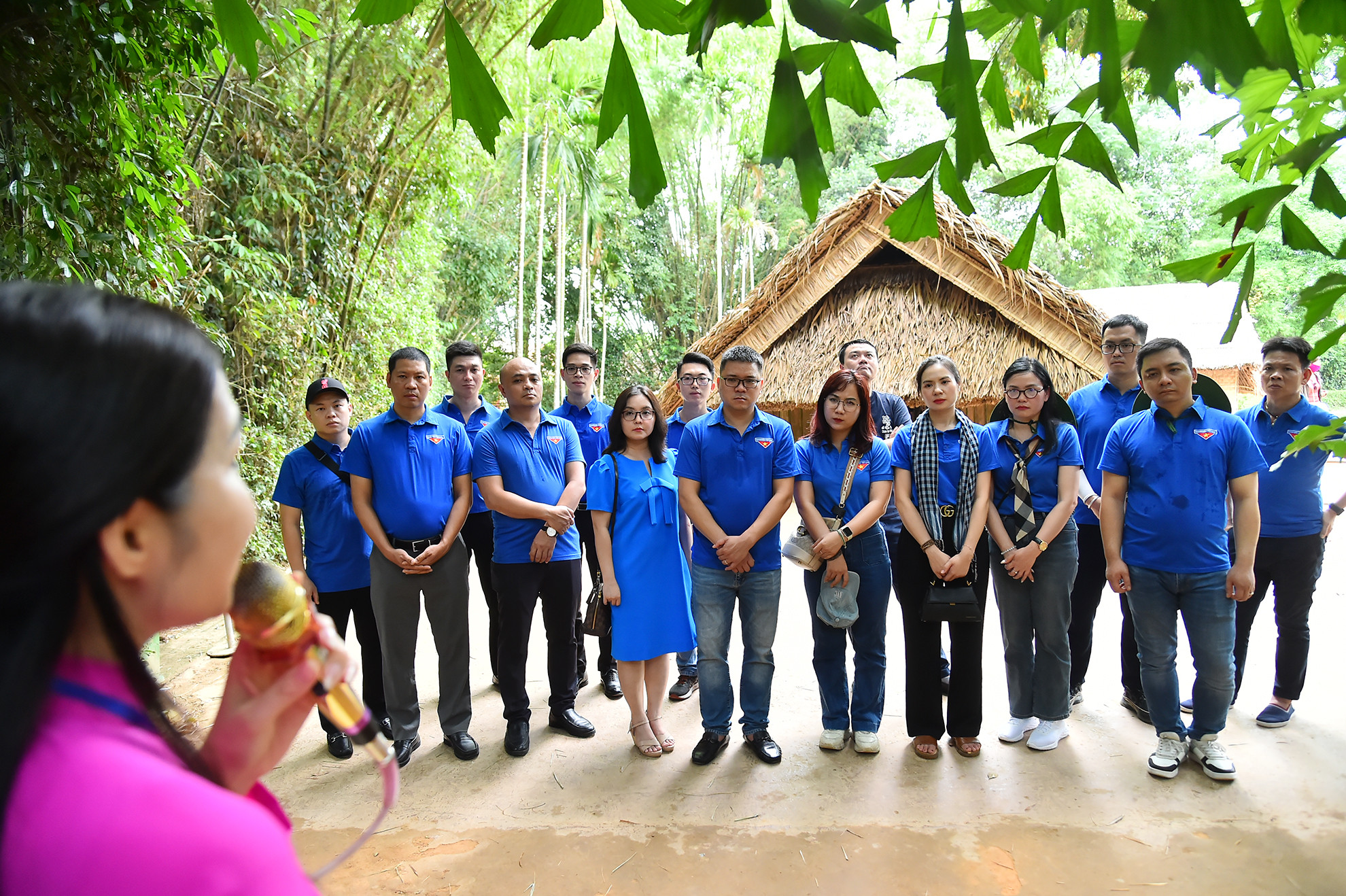 Đoàn viên thanh niên Chi đoàn Trung tâm Truyền hình Nhân Dân cùng các đại biểu khách mời nghe giới thiệu về cuộc đời của Chủ tịch Hồ Chí Minh lúc sinh thời tại Ngôi nhà ông Phó bảng Nguyễn Sinh Sắc (thân sinh Chủ tịch Hồ Chí Minh).