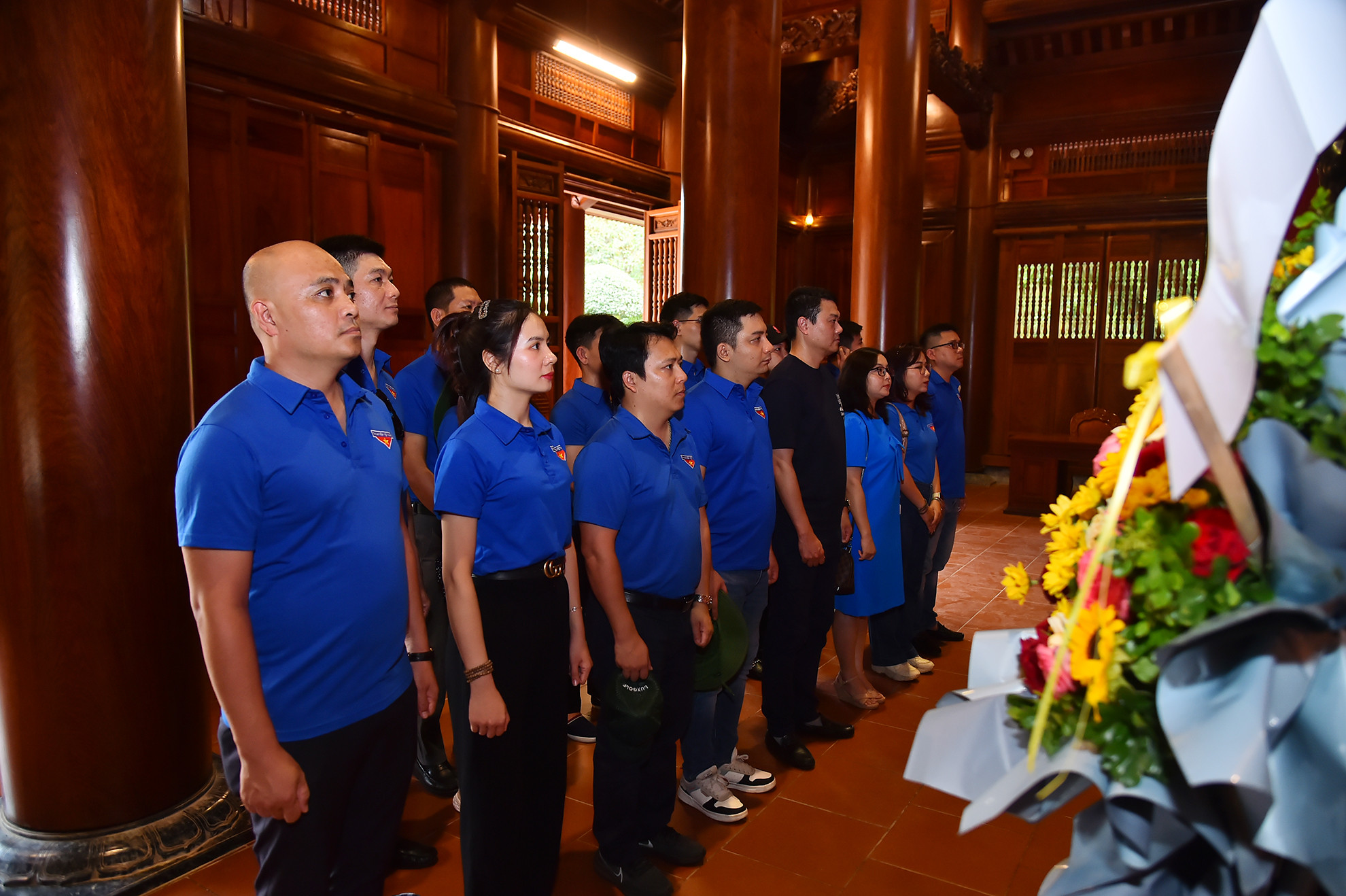 Trước đó, đoàn viên thanh niên Chi đoàn Trung tâm Truyền hình Nhân Dân cùng các đại biểu khách mời dâng hương, tưởng nhớ Chủ tịch Hồ Chí Minh tại Nhà Tưởng niệm Chủ tịch Hồ Chí Minh tại Khu Di tích lịch sử quốc gia đặc biệt Kim Liên, huyện Nam Đàn.