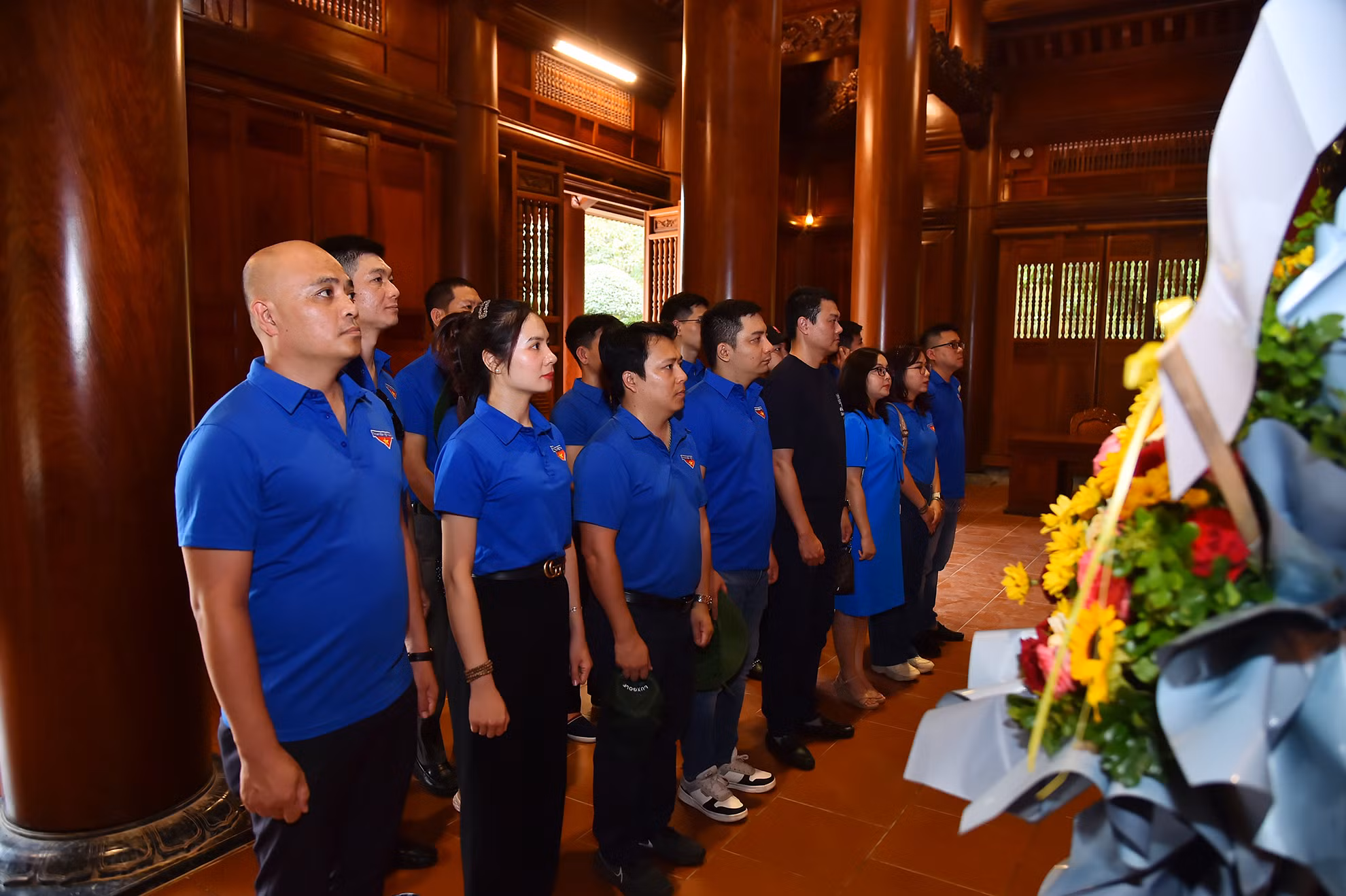 Trước đó, đoàn viên thanh niên Chi đoàn Trung tâm Truyền hình Nhân Dân cùng các đại biểu khách mời dâng hương, tưởng nhớ Chủ tịch Hồ Chí Minh tại Nhà Tưởng niệm Chủ tịch Hồ Chí Minh tại Khu Di tích lịch sử quốc gia đặc biệt Kim Liên, huyện Nam Đàn.