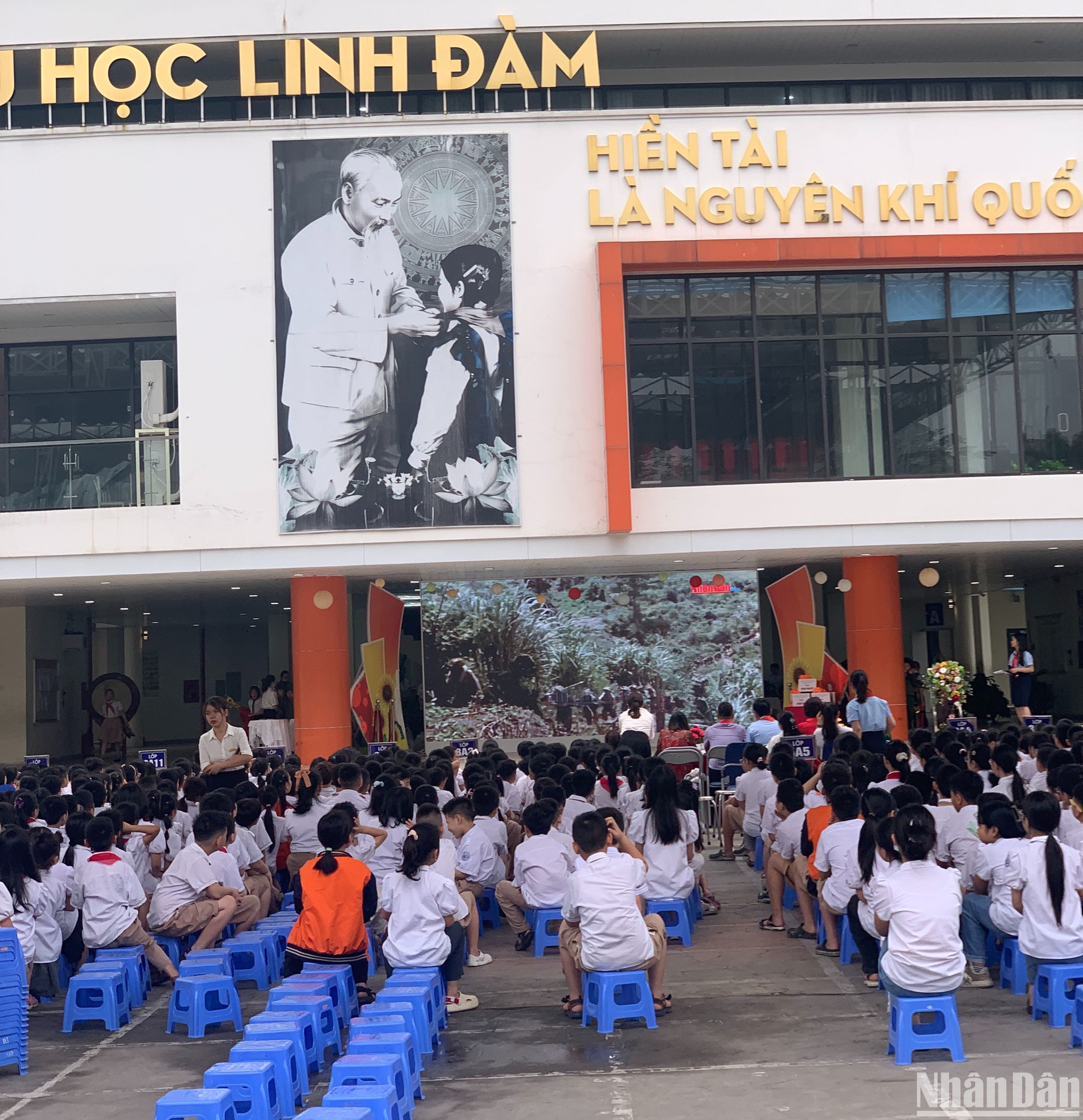 Học sinh Trường tiểu học Linh Đàm, Hoàng Liệt, Hoàng Mai, Hà Nội xem phim tài liệu về Chiến dịch Điện Biên Phủ của Hãng phim Tài liệu và Điện ảnh Nhân Dân, trong chương trình Liên hoan Chiến sĩ nhỏ Điện Biên. (Ảnh: BÔNG MAI) Học sinh Trường tiểu học Linh Đàm, Hoàng Liệt, Hoàng Mai, Hà Nội xem phim tài liệu về Chiến dịch Điện Biên Phủ của Hãng phim Tài liệu và Điện ảnh Nhân Dân, trong chương trình Liên hoan Chiến sĩ nhỏ Điện Biên. (Ảnh: BÔNG MAI)