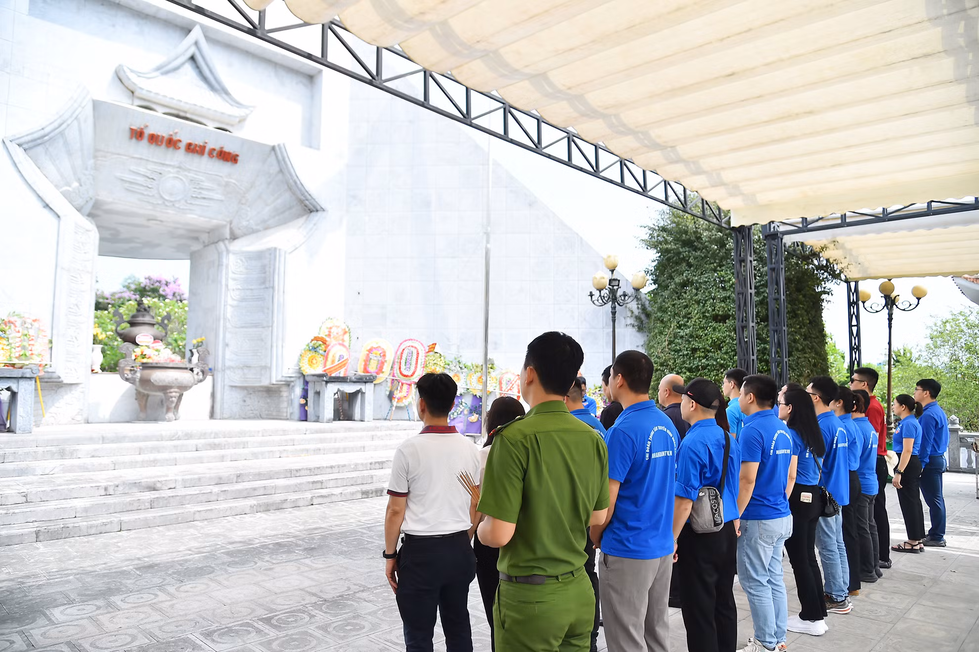 Trong buổi sáng ngày 11/5, Đoàn viên thanh niên Chi đoàn Trung tâm Truyền hình Nhân Dân cùng các đại biểu khách mời dâng hương tưởng nhớ các anh hùng, liệt sĩ tại tại Nghĩa trang Liệt sĩ quốc tế Việt-Lào.