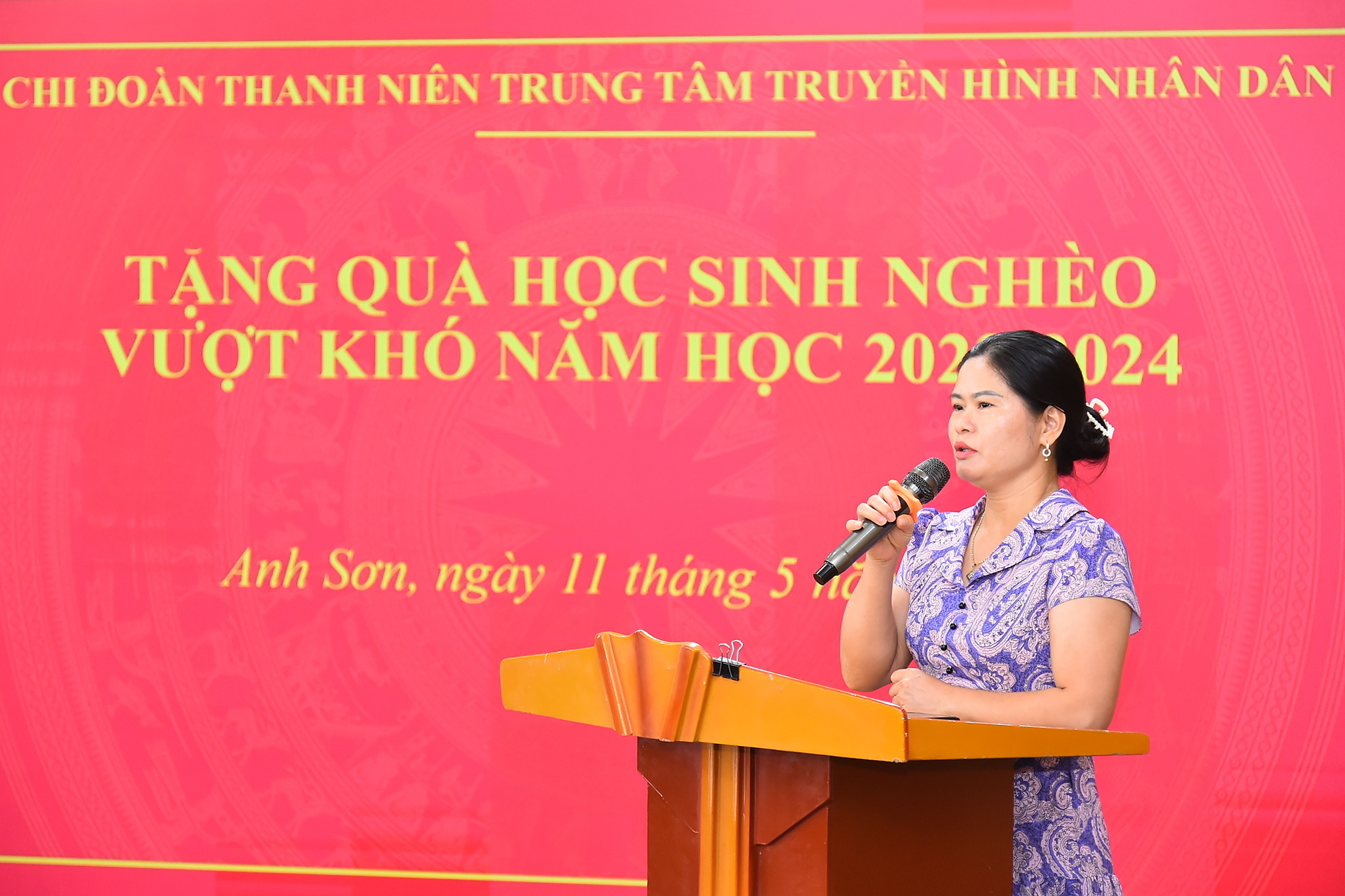 Tại buổi lễ, Chi đoàn Trung tâm Truyền hình Nhân Dân, Báo Nhân Dân và nhà tài trợ tổ chức trao 20 suất quà (mỗi suất quà trị giá 1.000.000 đồng) cho các em học sinh nghèo vượt khó năm 2024 tại huyện Anh Sơn.