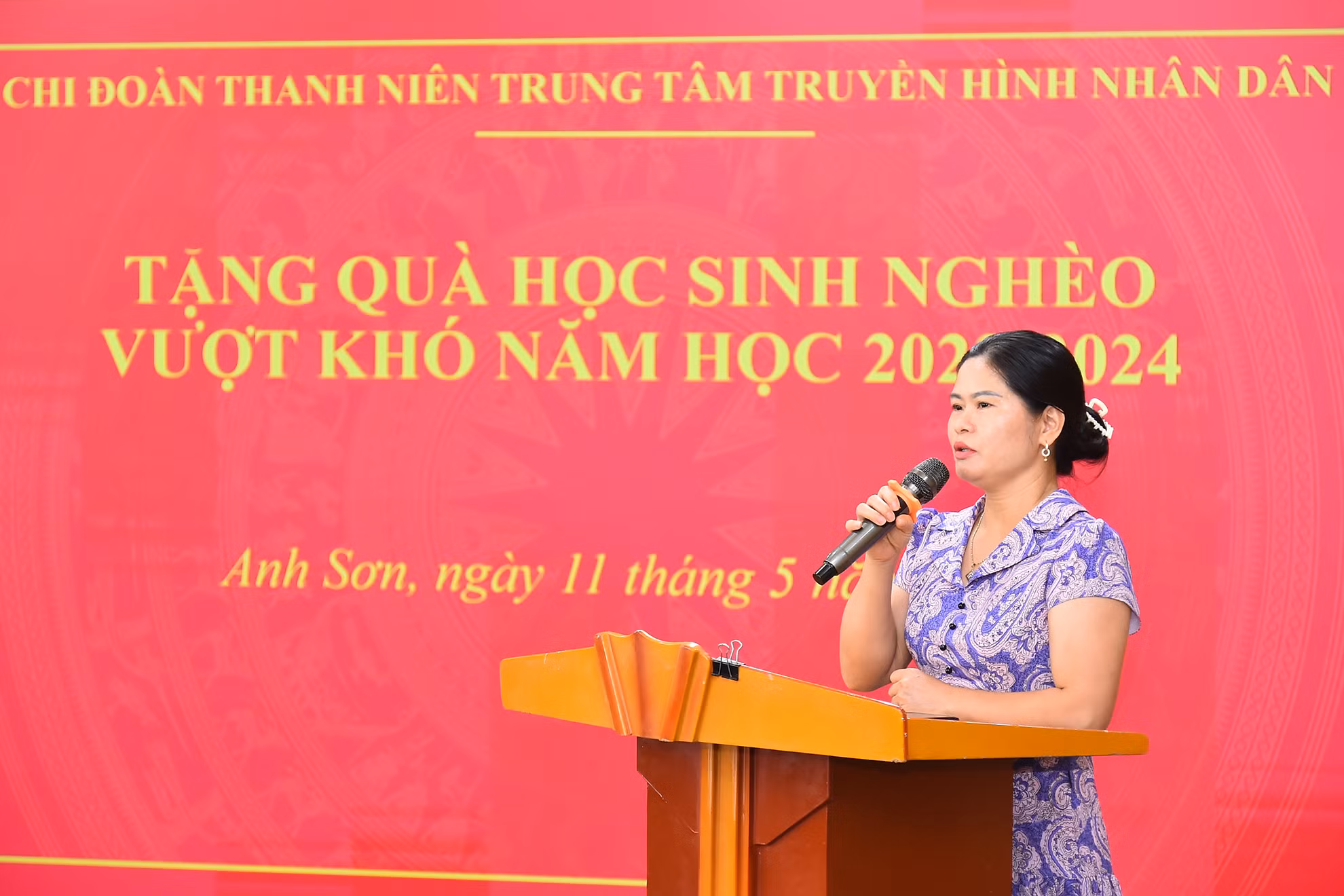 Tại buổi lễ, Chi đoàn Trung tâm Truyền hình Nhân Dân, Báo Nhân Dân và nhà tài trợ tổ chức trao 20 suất quà (mỗi suất quà trị giá 1.000.000 đồng) cho các em học sinh nghèo vượt khó năm 2024 tại huyện Anh Sơn.