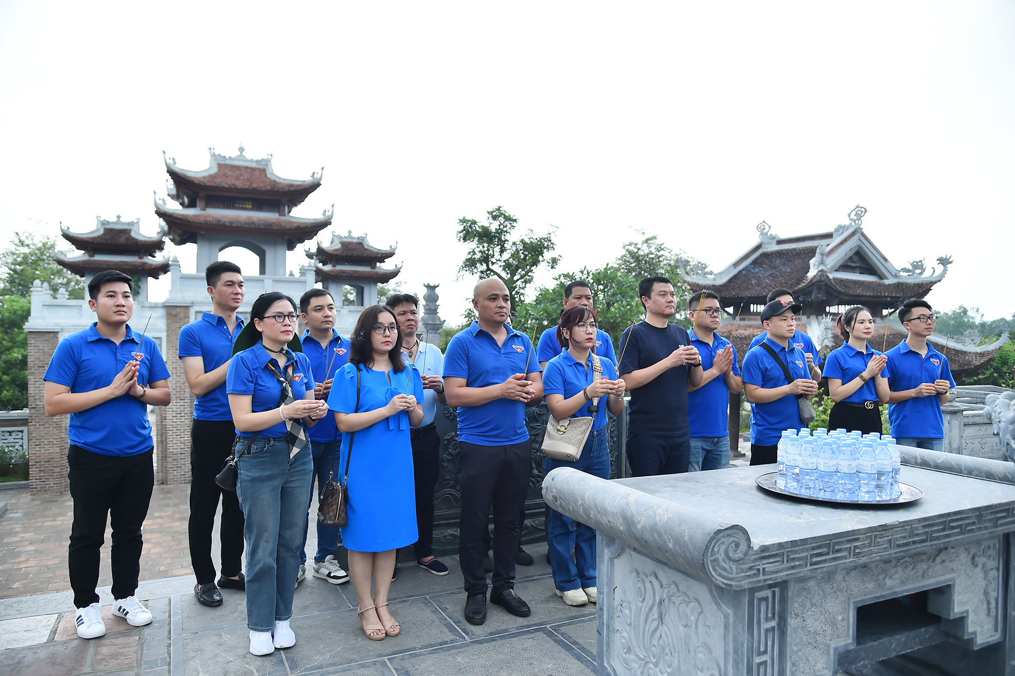 Đoàn viên thanh niên Chi đoàn Trung tâm Truyền hình Nhân Dân cùng các đại biểu khách mời dâng hương tại đền Chung Sơn - đền thờ gia tiên Chủ tịch Hồ Chí Minh tại huyện Nam Đàn.