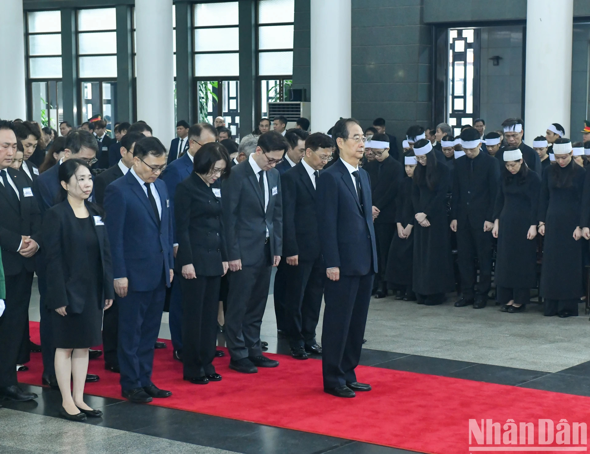 Đoàn Hàn Quốc do Thủ tướng Han Duck Soo, Đặc phái viên của Tổng thống Hàn Quốc làm Trưởng đoàn vào viếng Tổng Bí thư Nguyễn Phú Trọng. Đoàn Hàn Quốc do Thủ tướng Han Duck Soo, Đặc phái viên của Tổng thống Hàn Quốc làm Trưởng đoàn vào viếng Tổng Bí thư Nguyễn Phú Trọng.