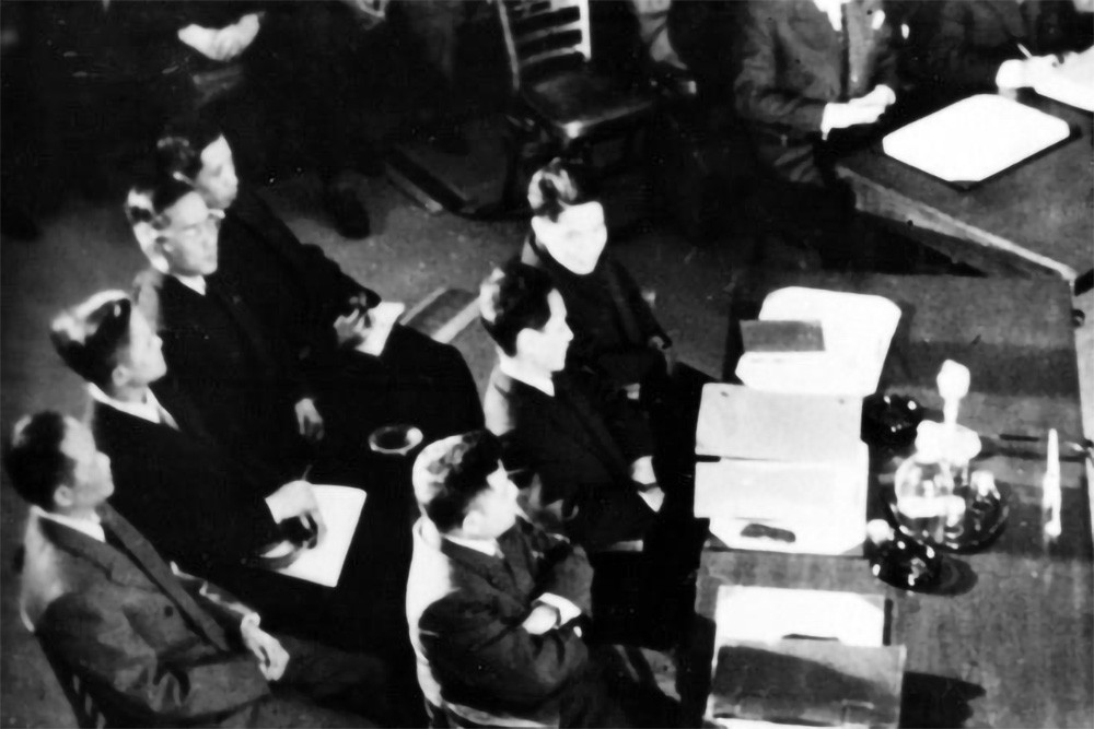 Phái đoàn Việt Nam Dân chủ Cộng hòa, do Phó Thủ tướng kiêm Quyền Bộ trưởng Ngoại giao Phạm Văn Đồng làm Trưởng đoàn, tại phiên khai mạc Hội nghị Geneva về Đông Dương, sáng 8/5/1954, với tư thế của một dân tộc chiến thắng. (Ảnh: Tư liệu TTXVN)