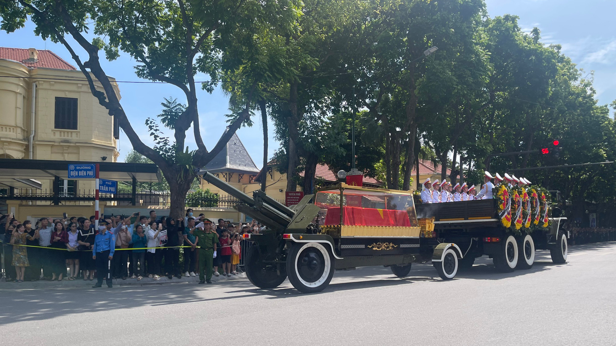 Đoàn xe di chuyển qua ngã tư Điện Biên Phủ và Trần Phú. (Ảnh: THIÊN LAM)