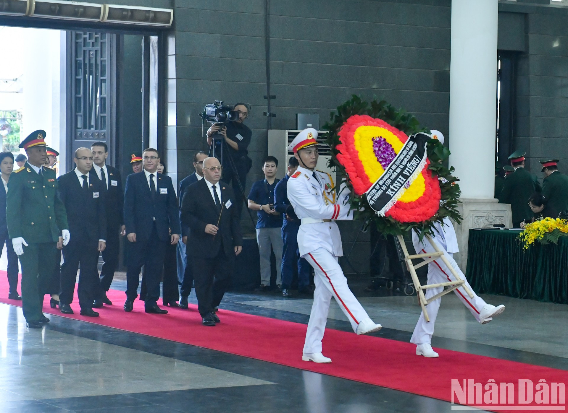 Đoàn Cộng hòa Algeria Dân chủ và Nhân dân do ông Laid Rebiga, Bộ trưởng Cựu chiến binh và Người có công làm Trưởng đoàn vào viếng Tổng Bí thư Nguyễn Phú Trọng. Đoàn Cộng hòa Algeria Dân chủ và Nhân dân do ông Laid Rebiga, Bộ trưởng Cựu chiến binh và Người có công làm Trưởng đoàn vào viếng Tổng Bí thư Nguyễn Phú Trọng.