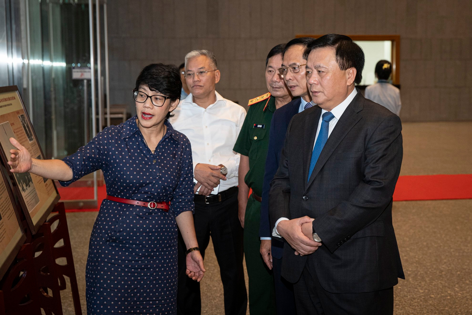 Đồng chí Nguyễn Xuân Thắng, Ủy viên Bộ Chính trị, Giám đốc Học viện Chính trị quốc gia Hồ Chí Minh, Chủ tịch Hội đồng Lý luận Trung ương tham quan triển lãm ảnh tại Hội thảo. (Ảnh: SƠN TÙNG)